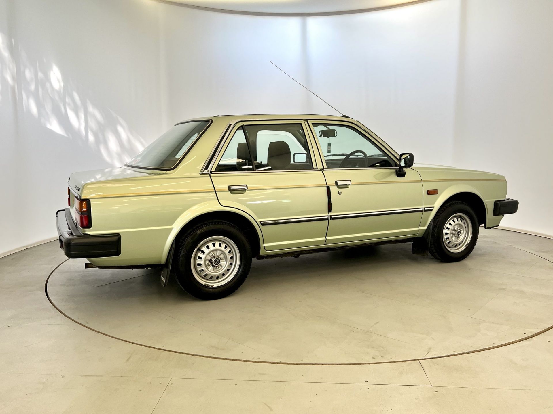 Triumph Acclaim - Image 10 of 34