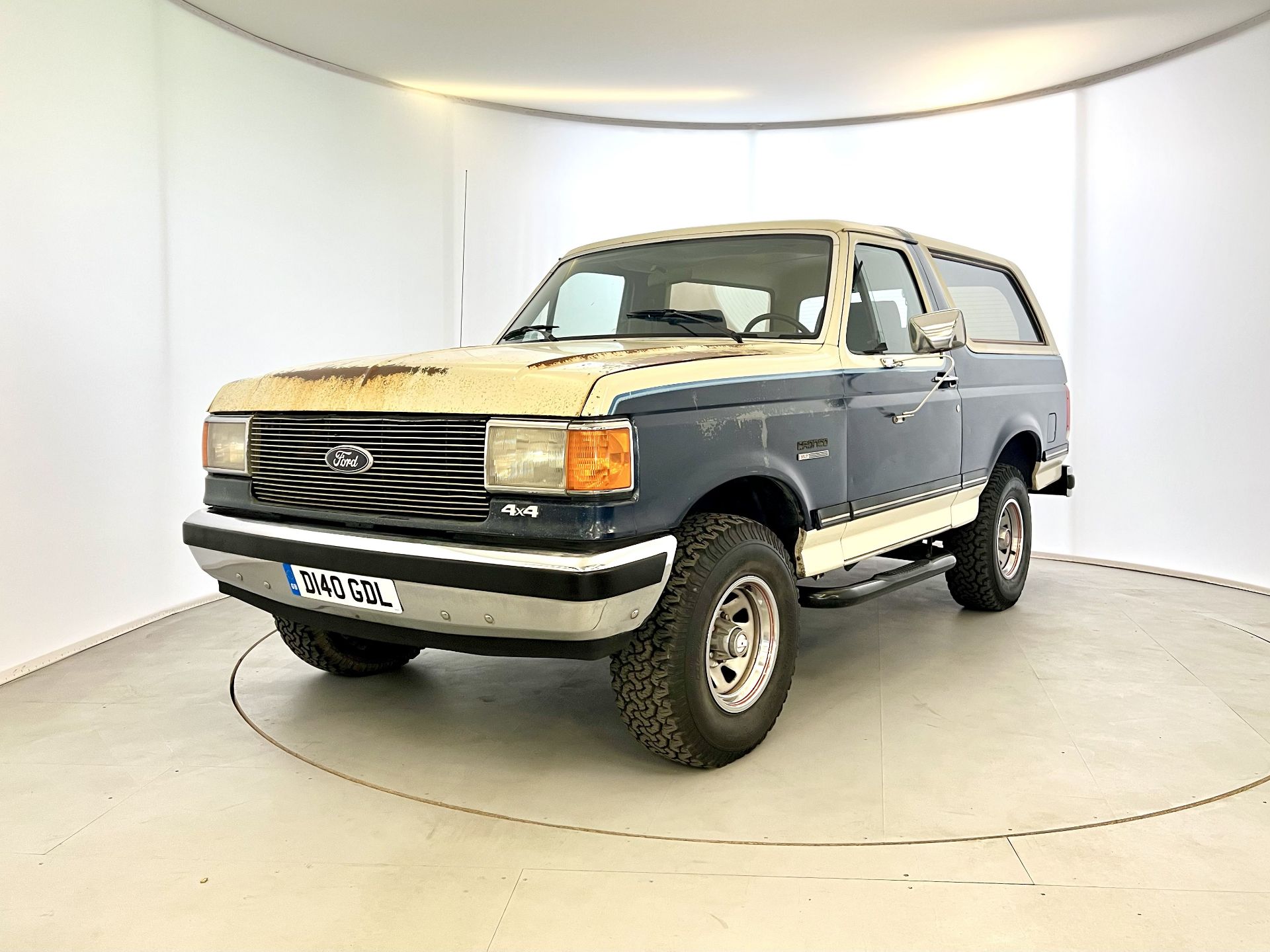Ford Bronco XLT - Image 3 of 33