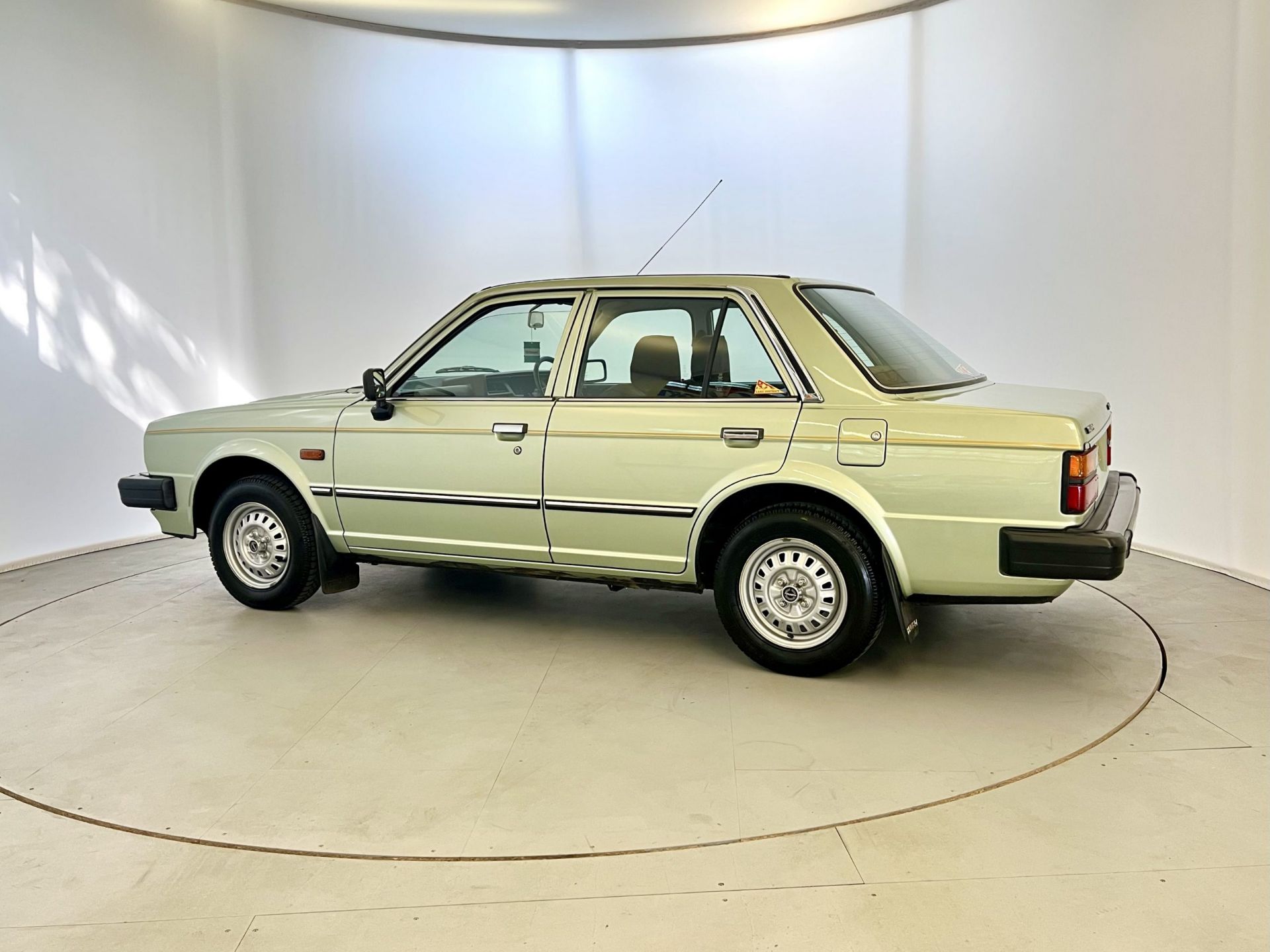 Triumph Acclaim - Image 6 of 34