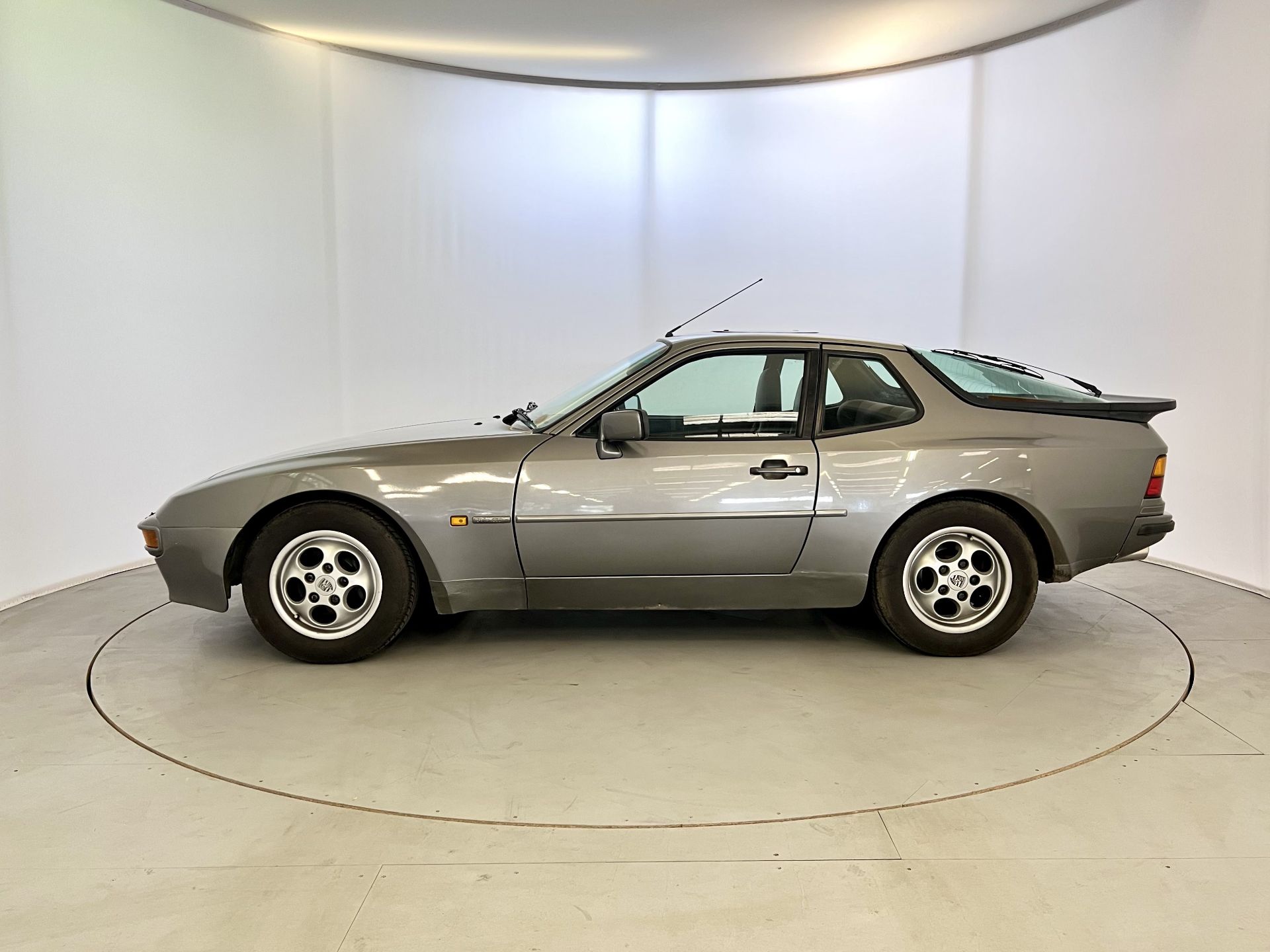 Porsche 944 S - Image 5 of 29