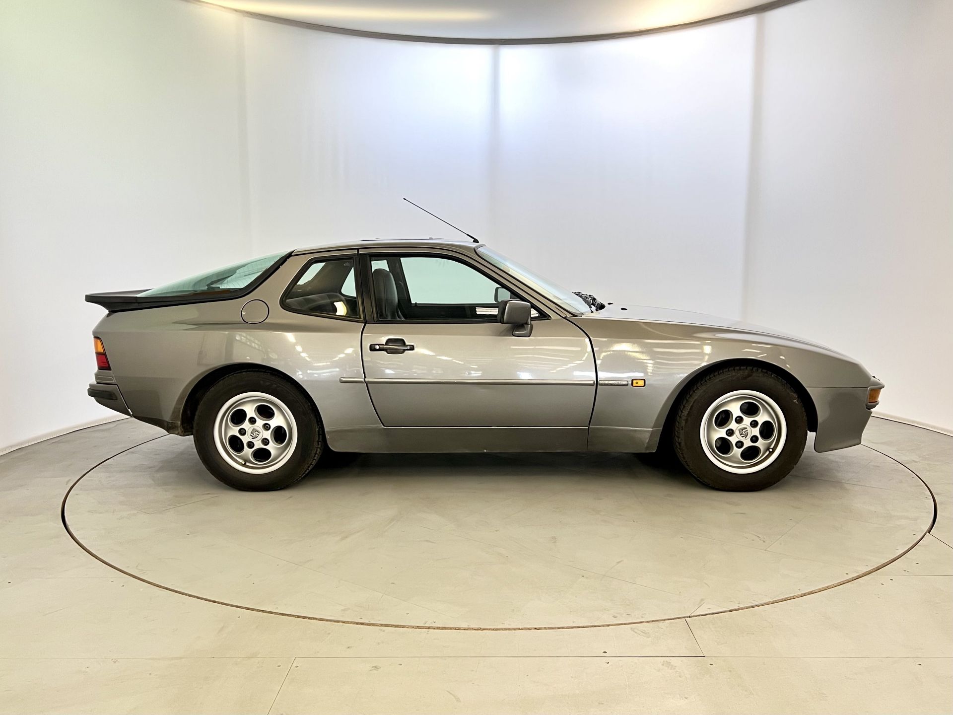 Porsche 944 S - Image 11 of 29