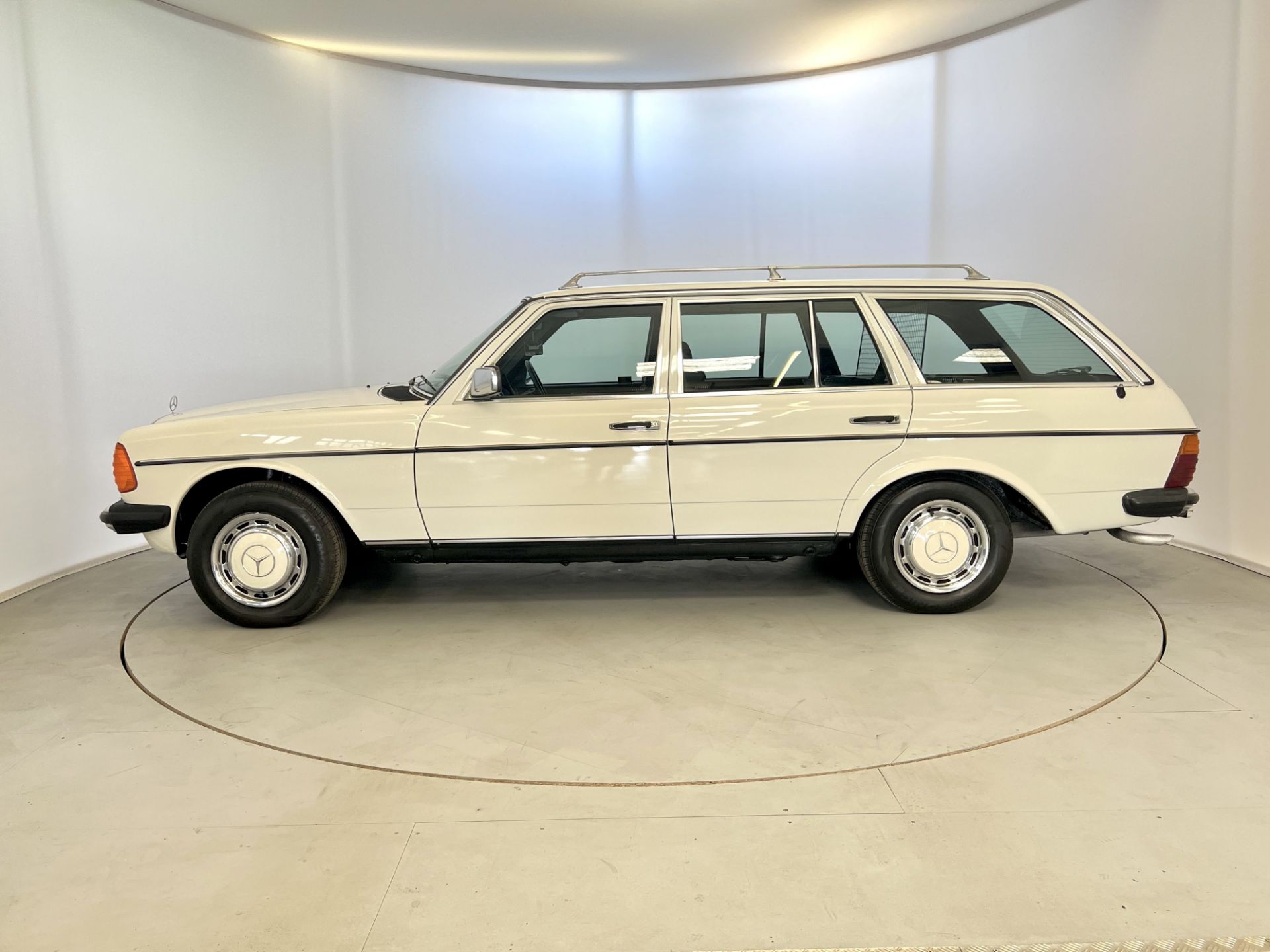 Mercedes-Benz 200T - Image 5 of 34