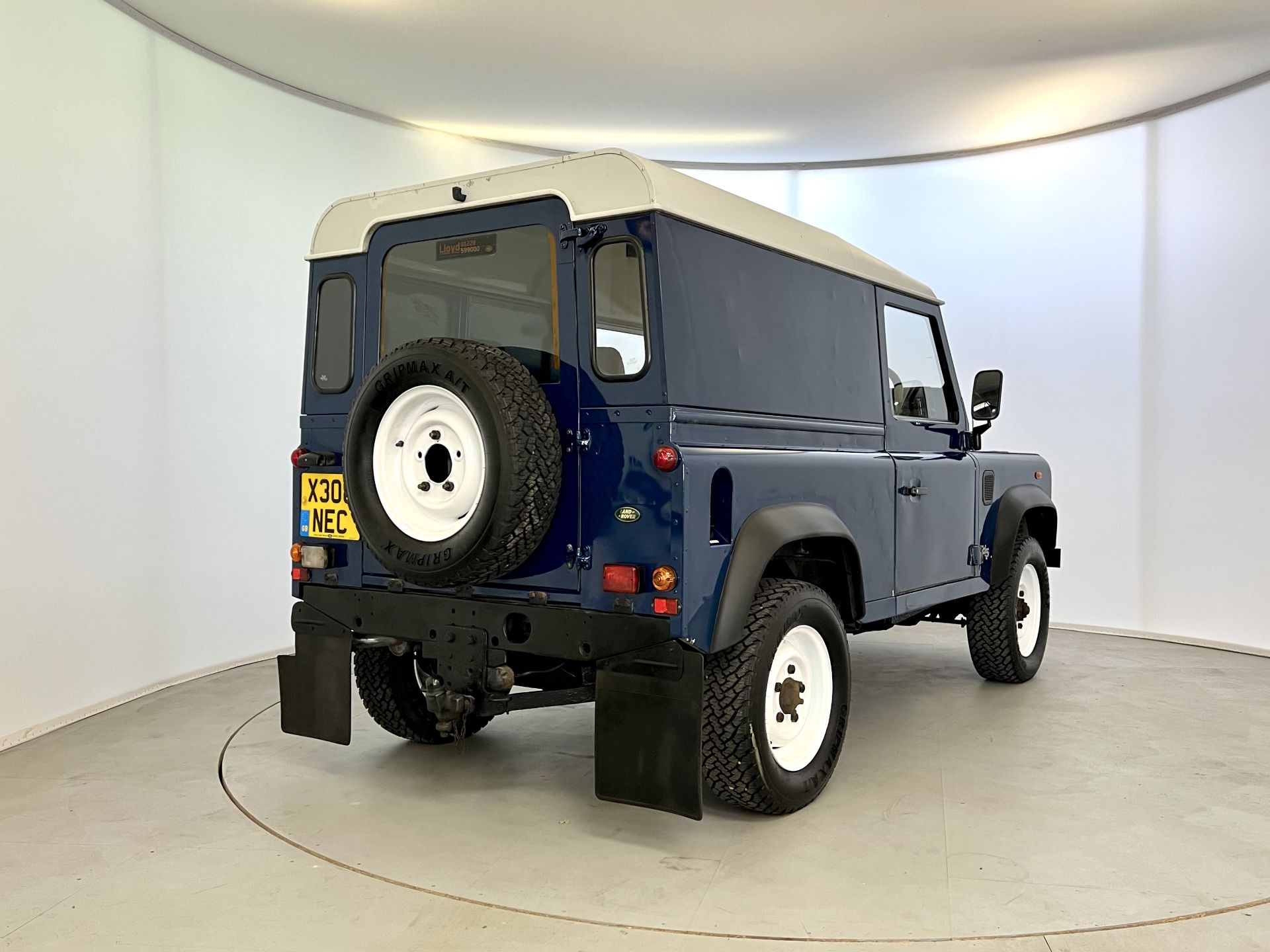 Land Rover Defender 90 - Image 9 of 31