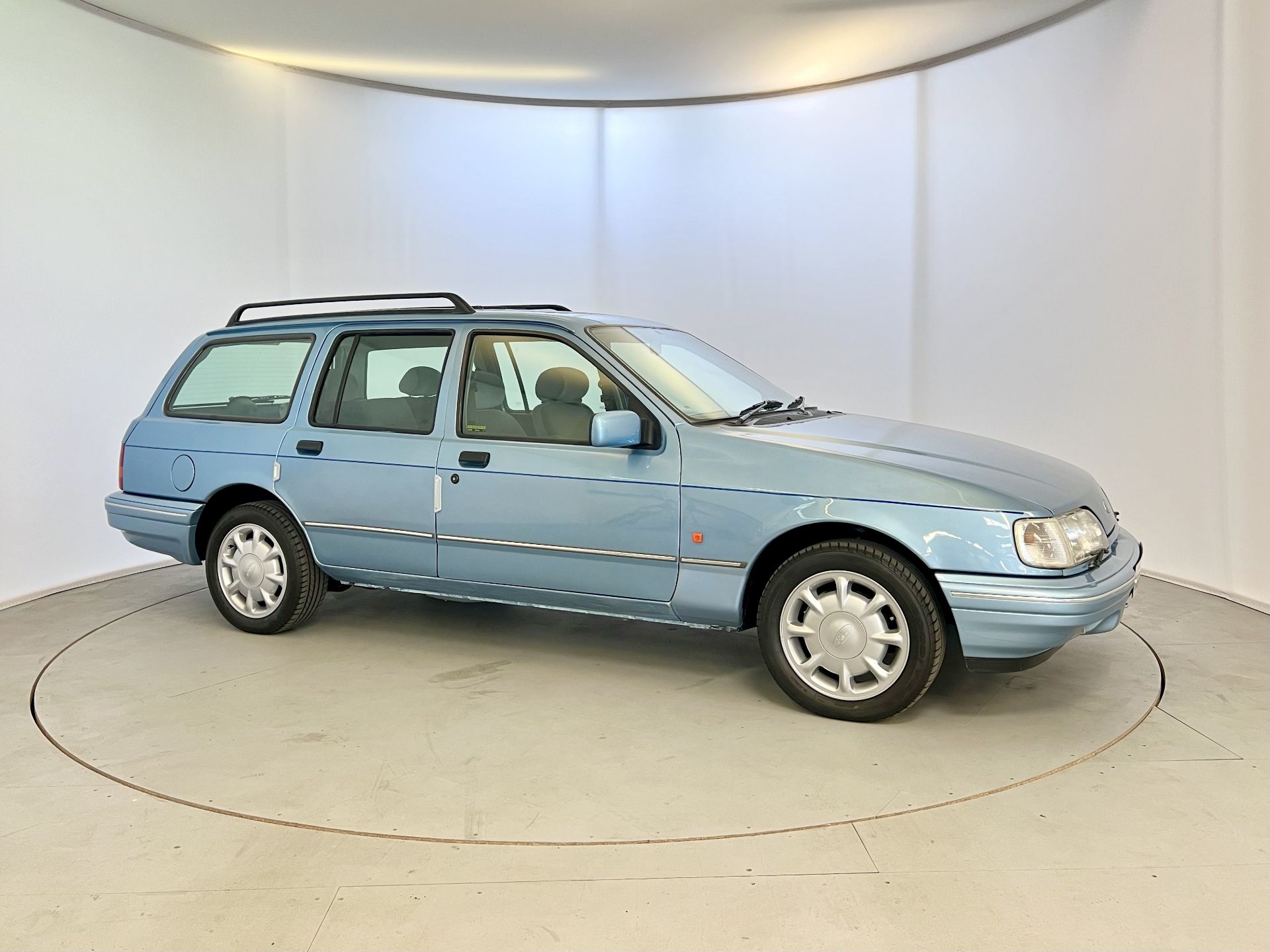 Ford Sierra GLX - Image 12 of 33