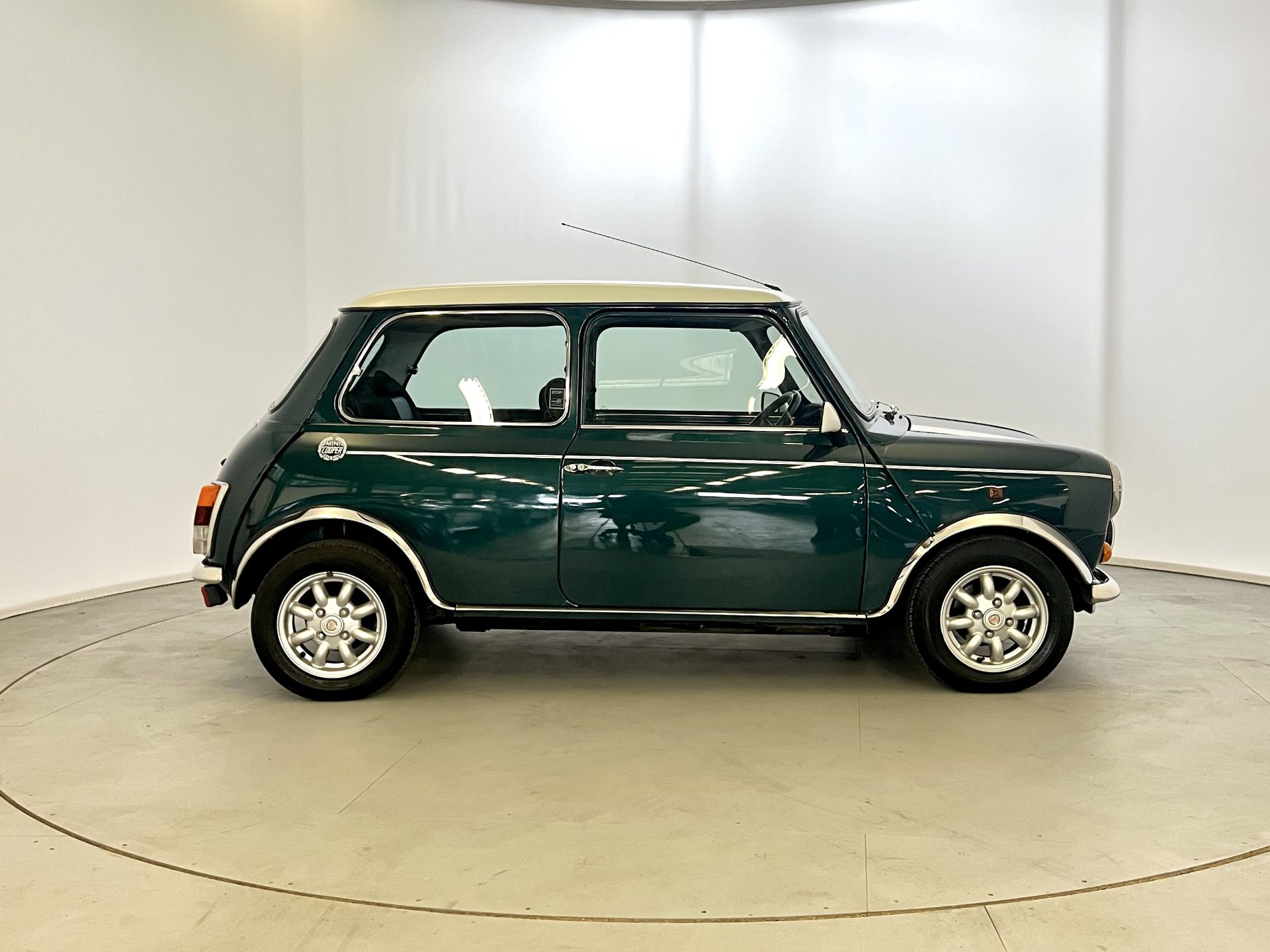 Mini Cooper - Image 11 of 29