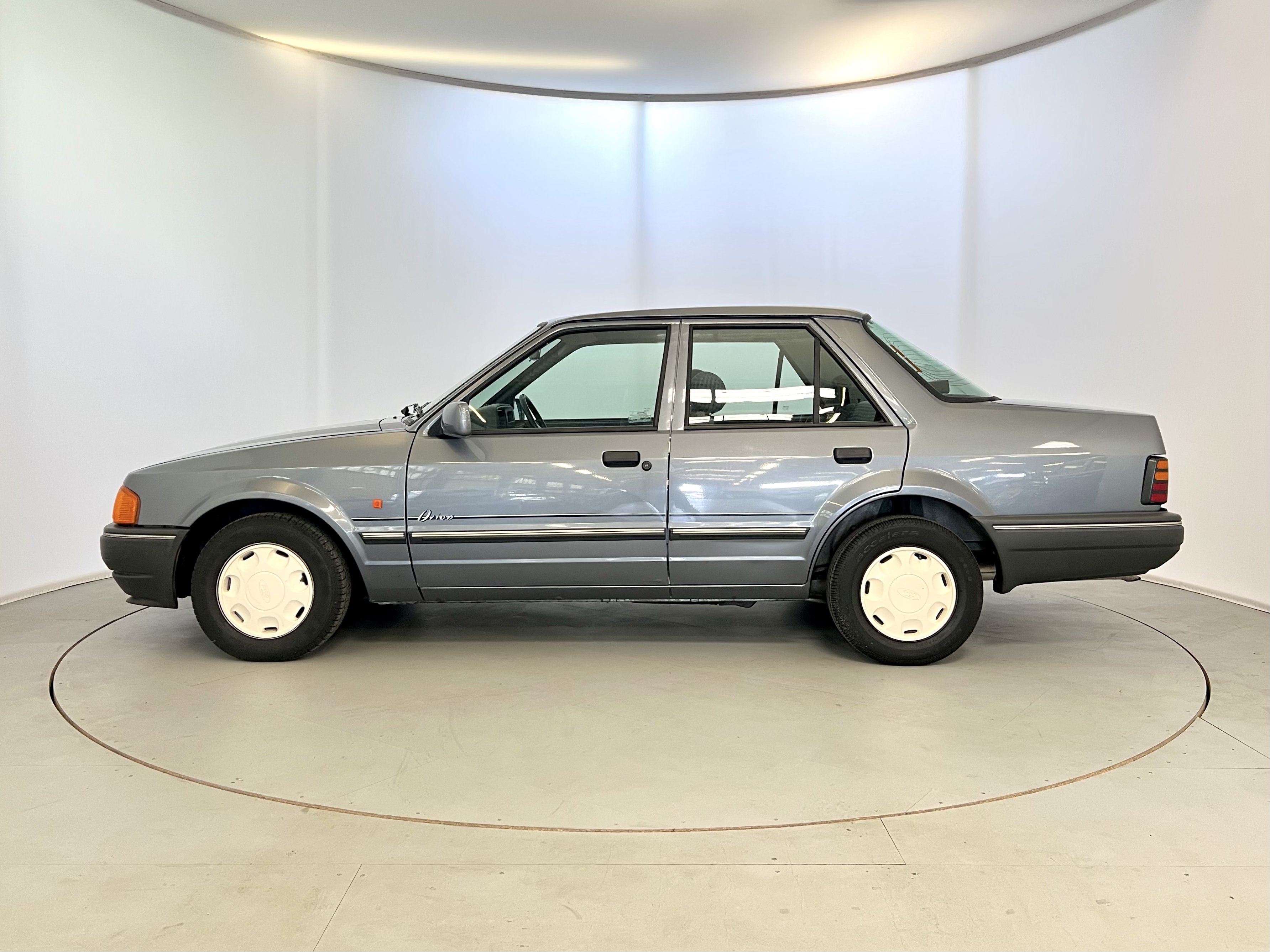 Ford Orion DX - Image 5 of 34