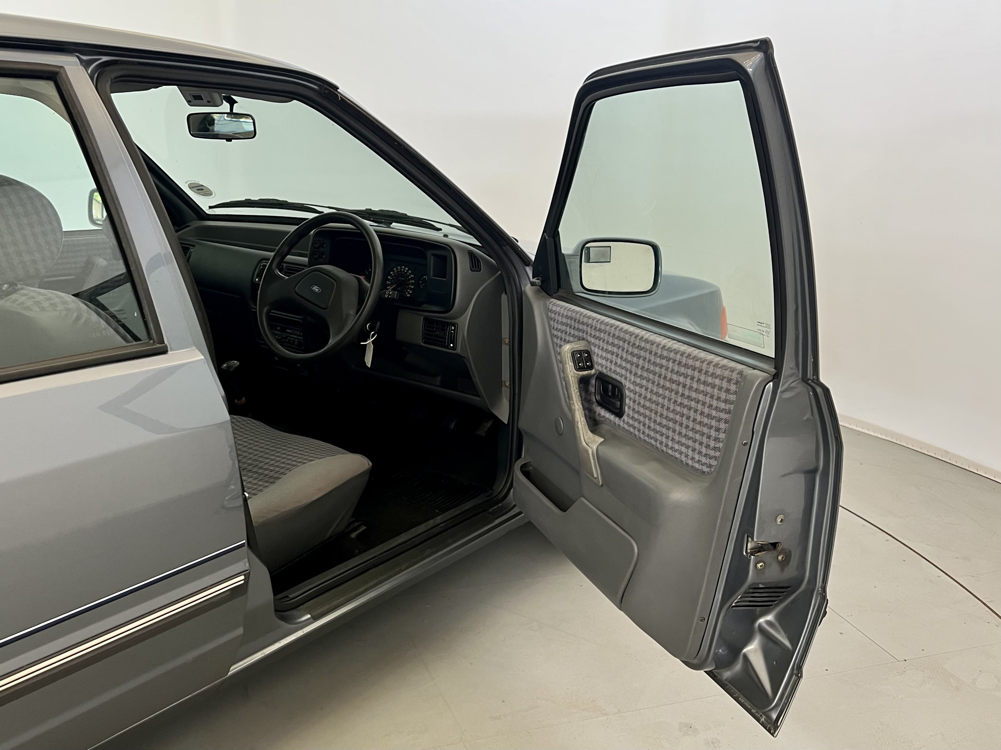 Ford Orion DX - Image 17 of 34