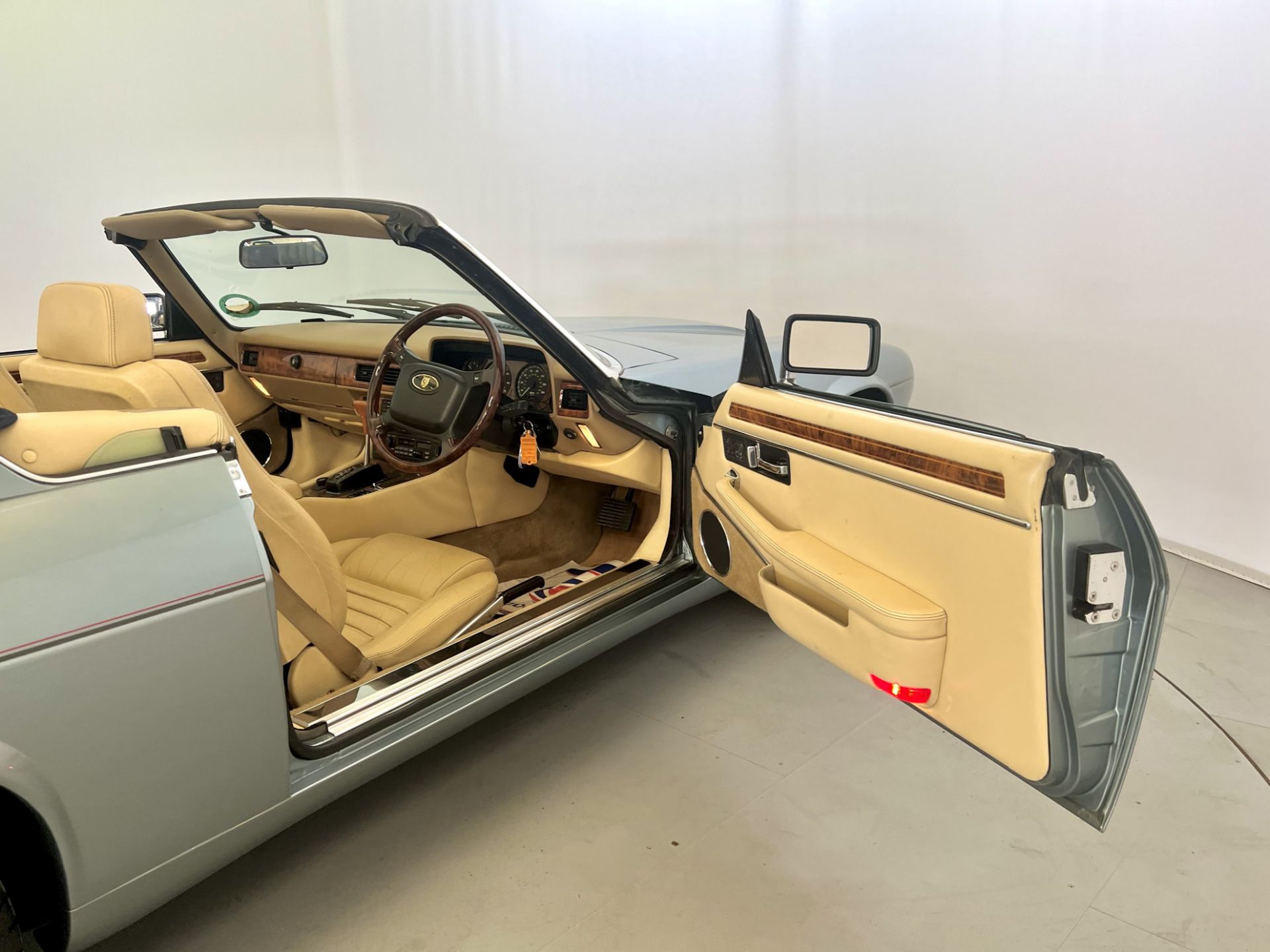 Jaguar XJS V12 Cabriolet - Image 17 of 33