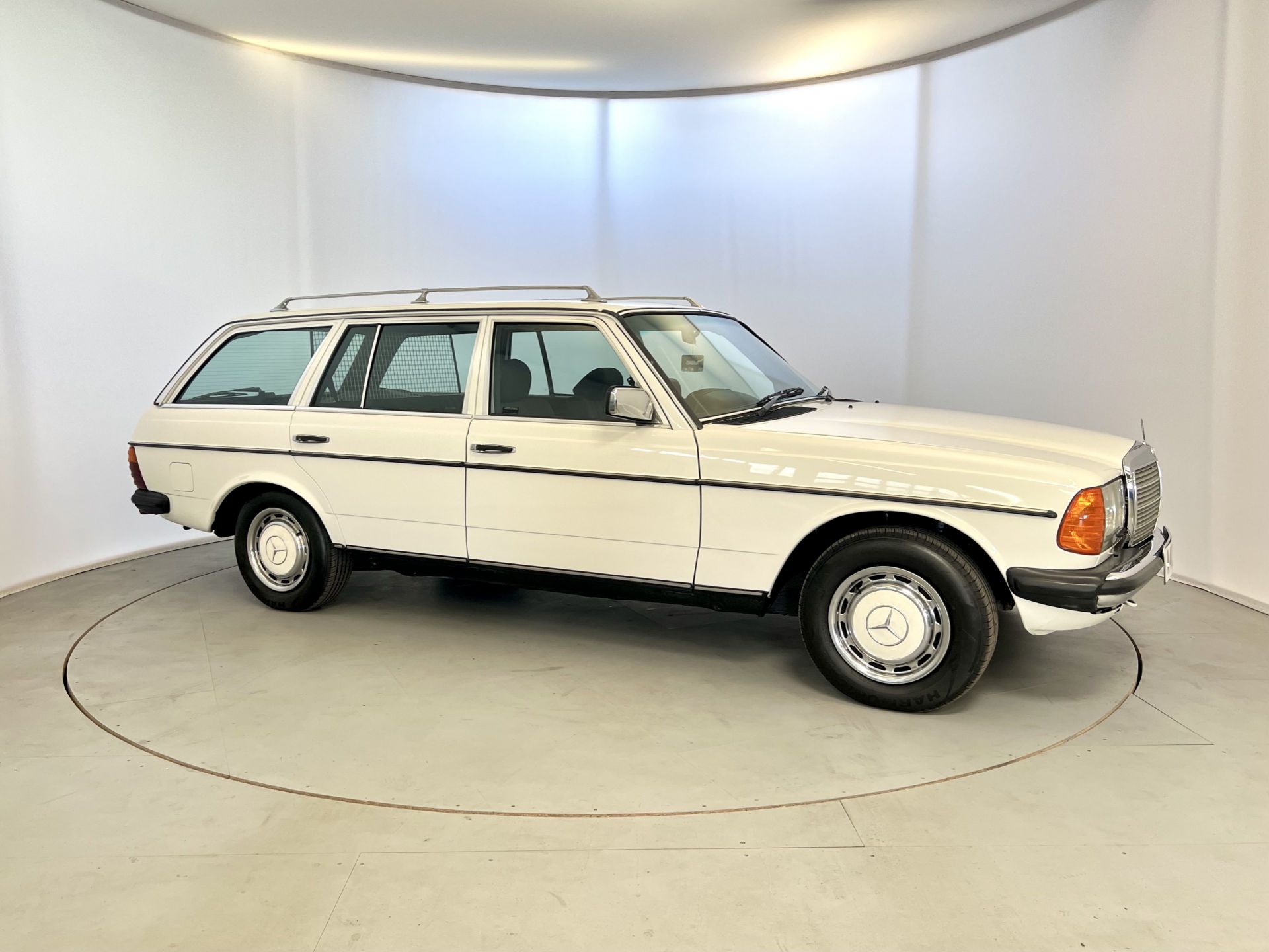 Mercedes-Benz 200T - Image 12 of 34