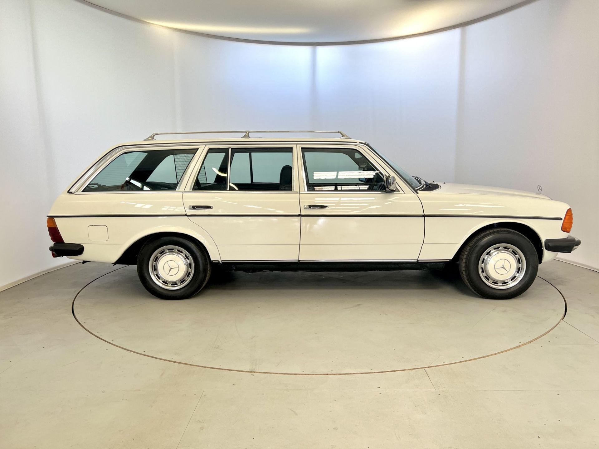 Mercedes-Benz 200T - Image 11 of 34