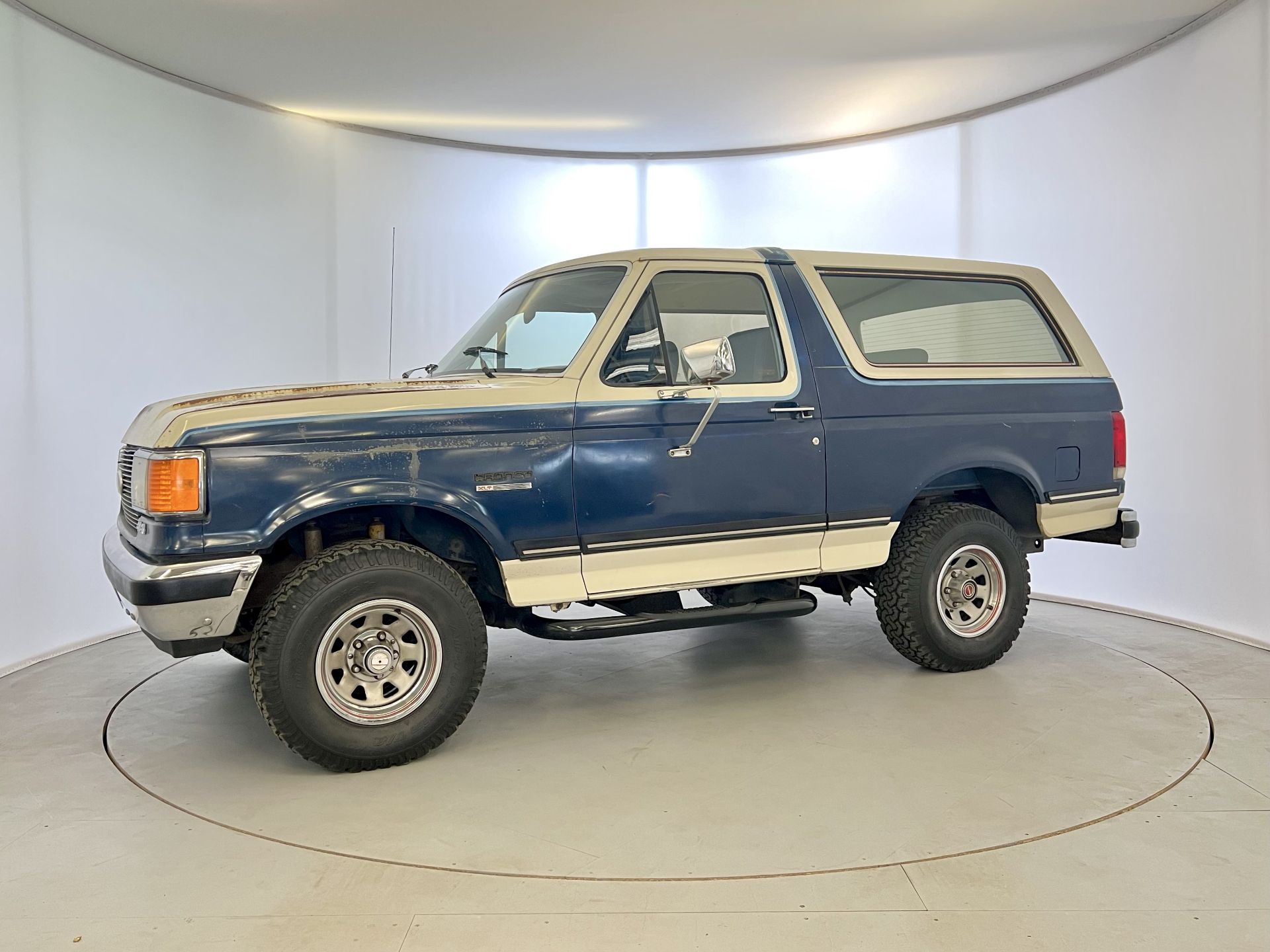 Ford Bronco XLT - Image 4 of 33