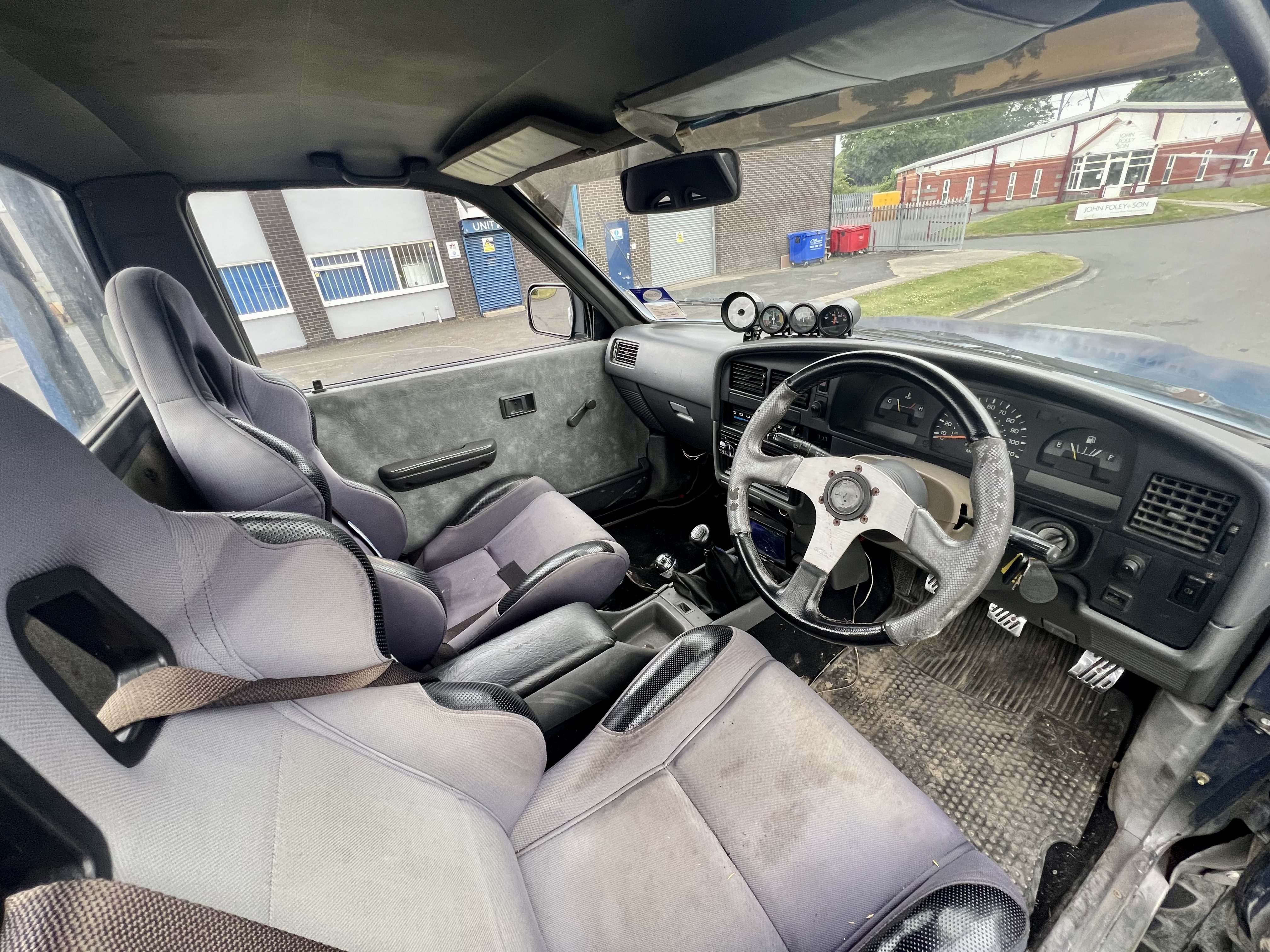 Toyota Hilux - Image 15 of 21