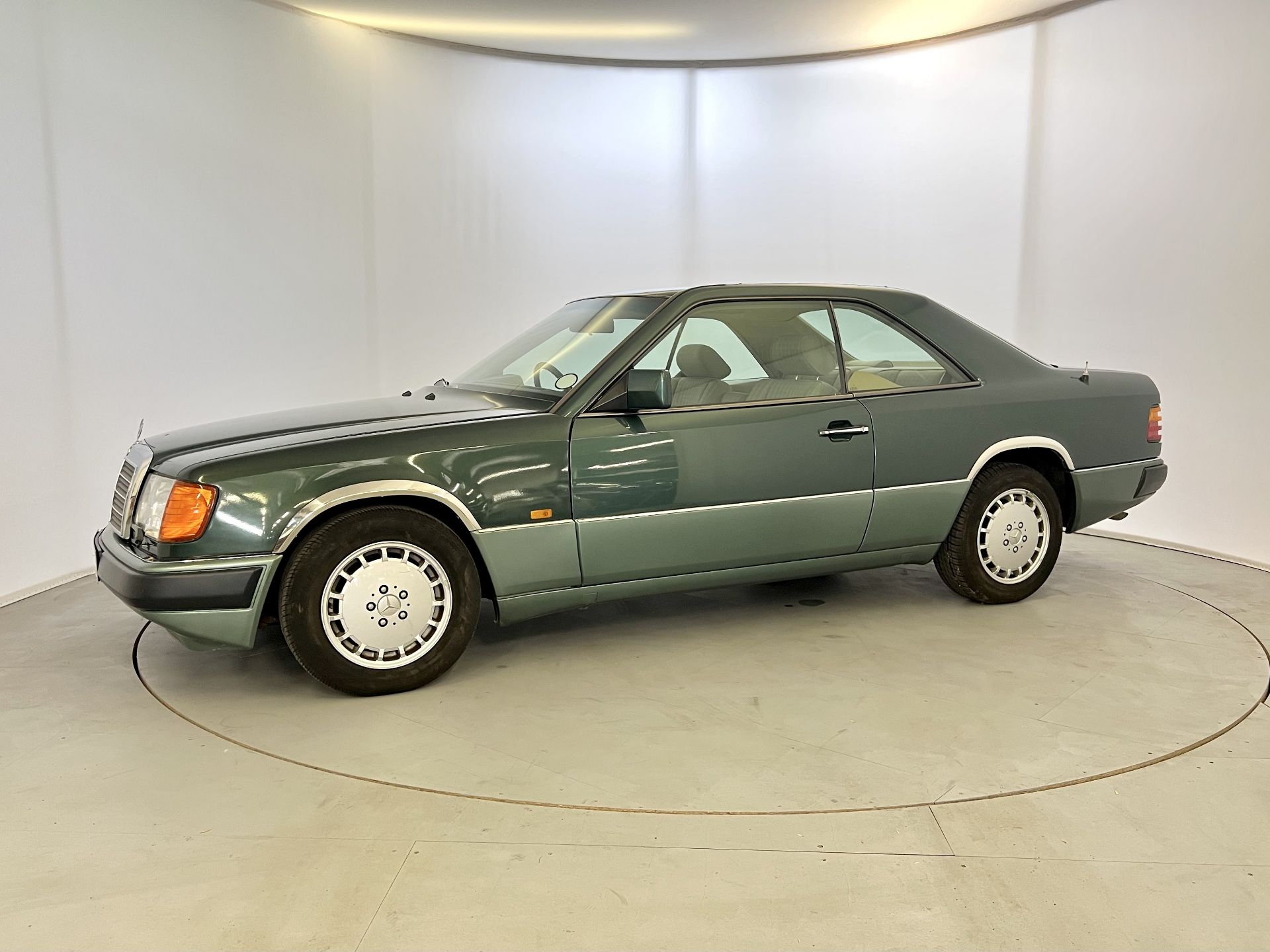 Mercedes 300CE - Image 4 of 30