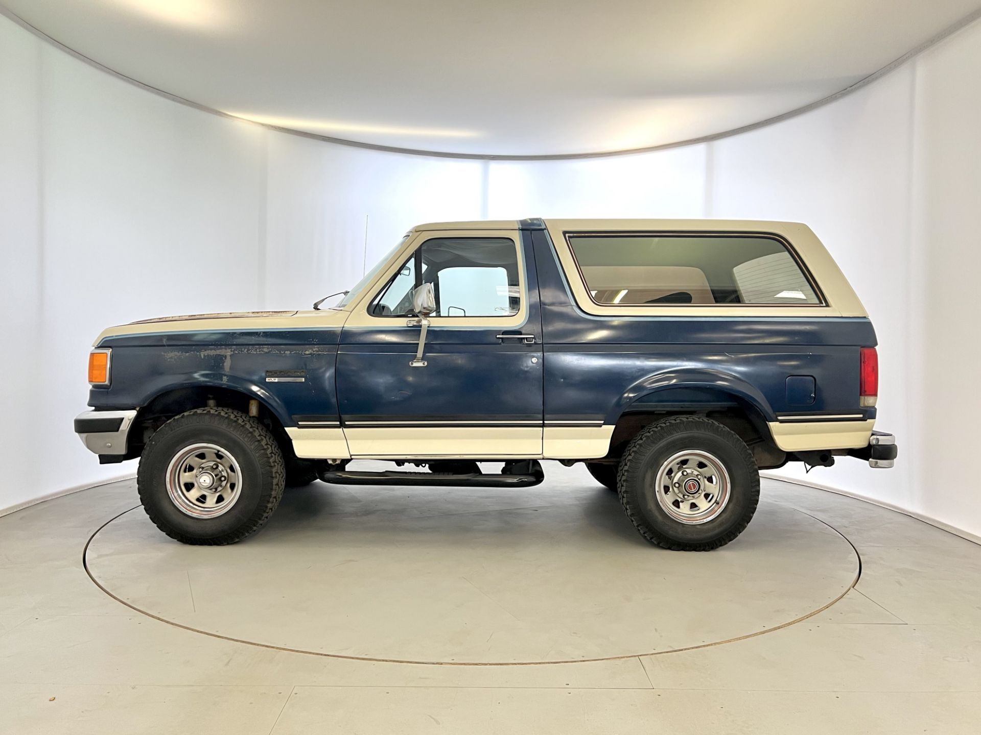 Ford Bronco XLT - Image 5 of 33