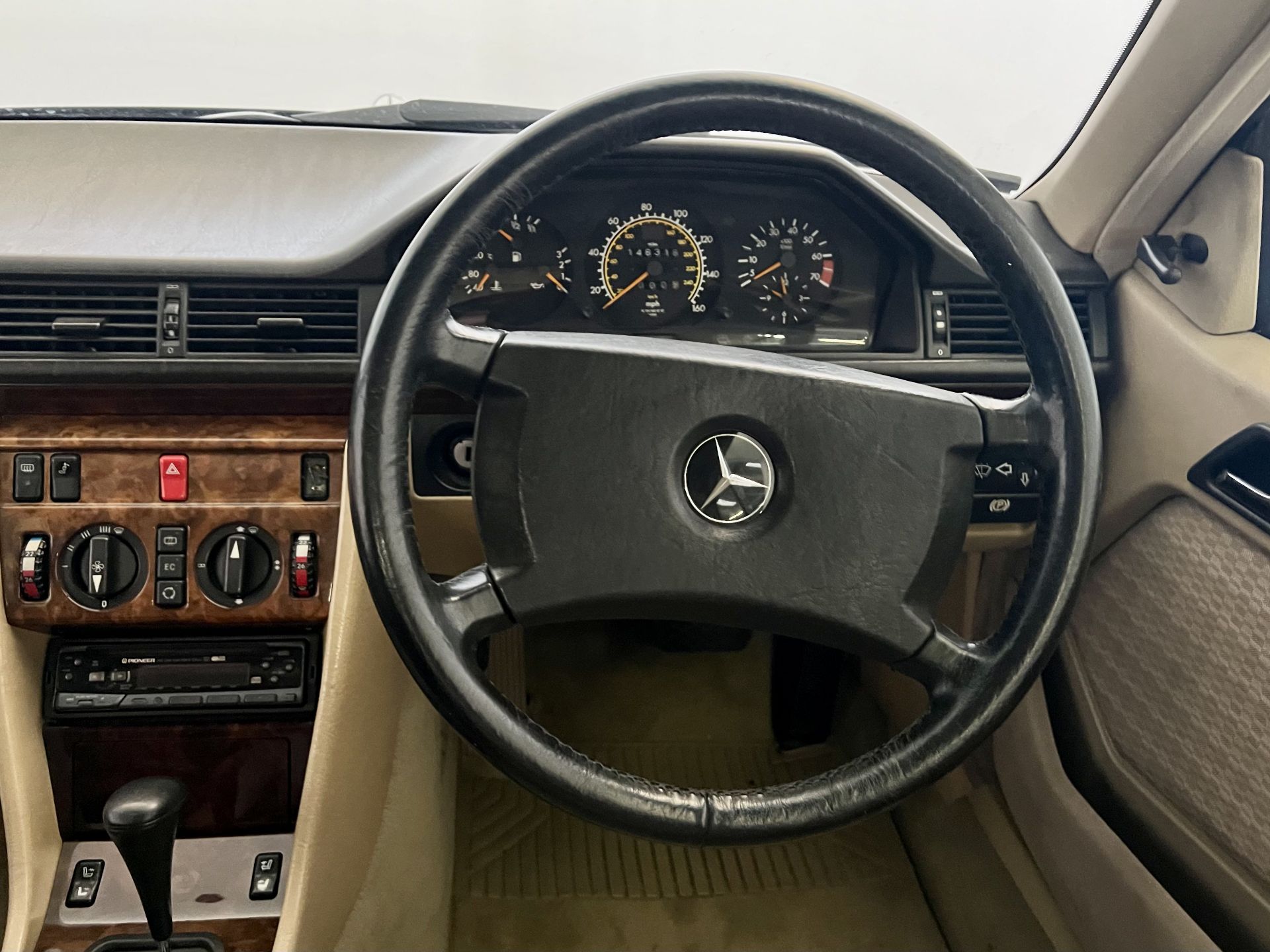 Mercedes 300CE - Image 25 of 30