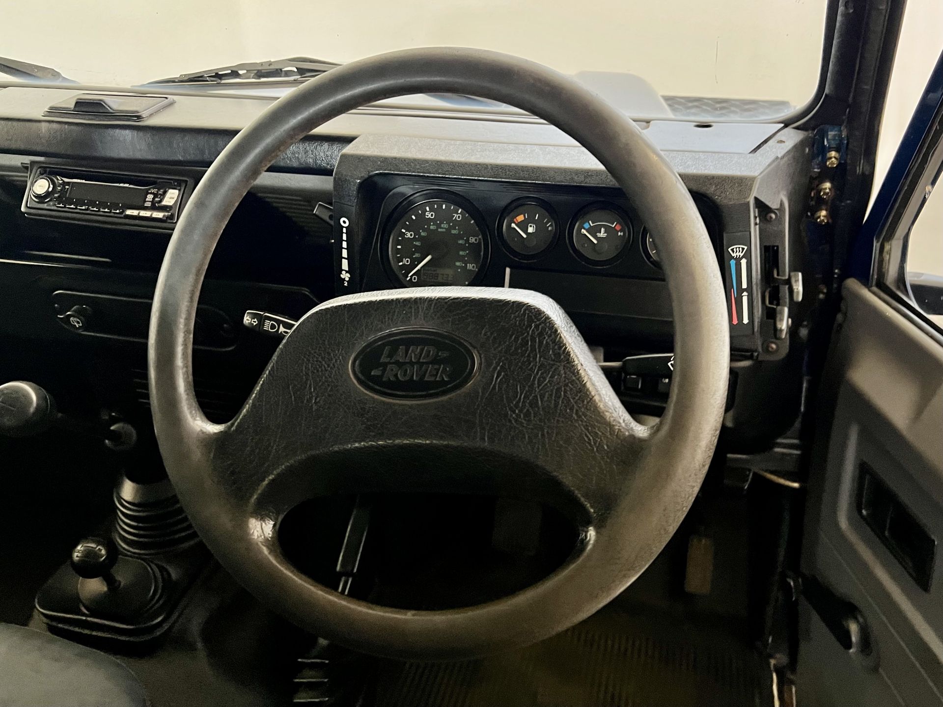 Land Rover Defender 90 - Image 26 of 31