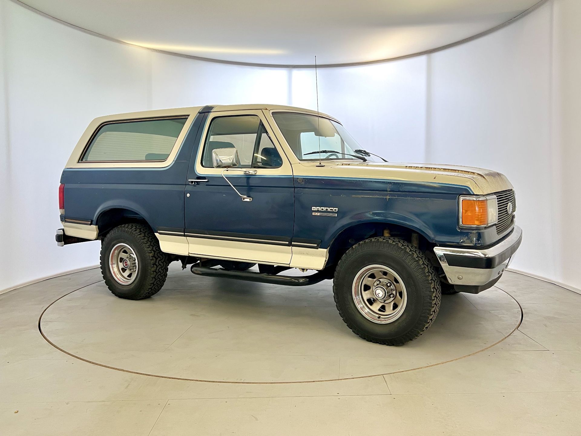 Ford Bronco XLT - Image 12 of 33
