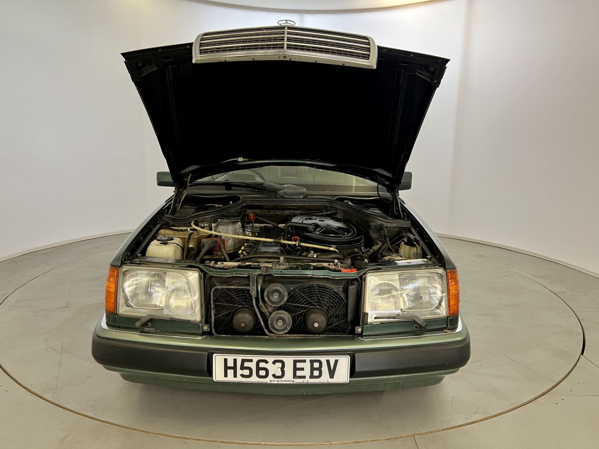 Mercedes 300CE - Image 29 of 30