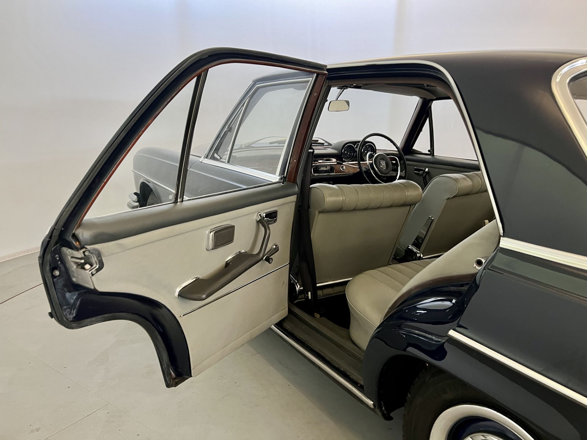 Mercedes-Benz 250s - Image 18 of 29