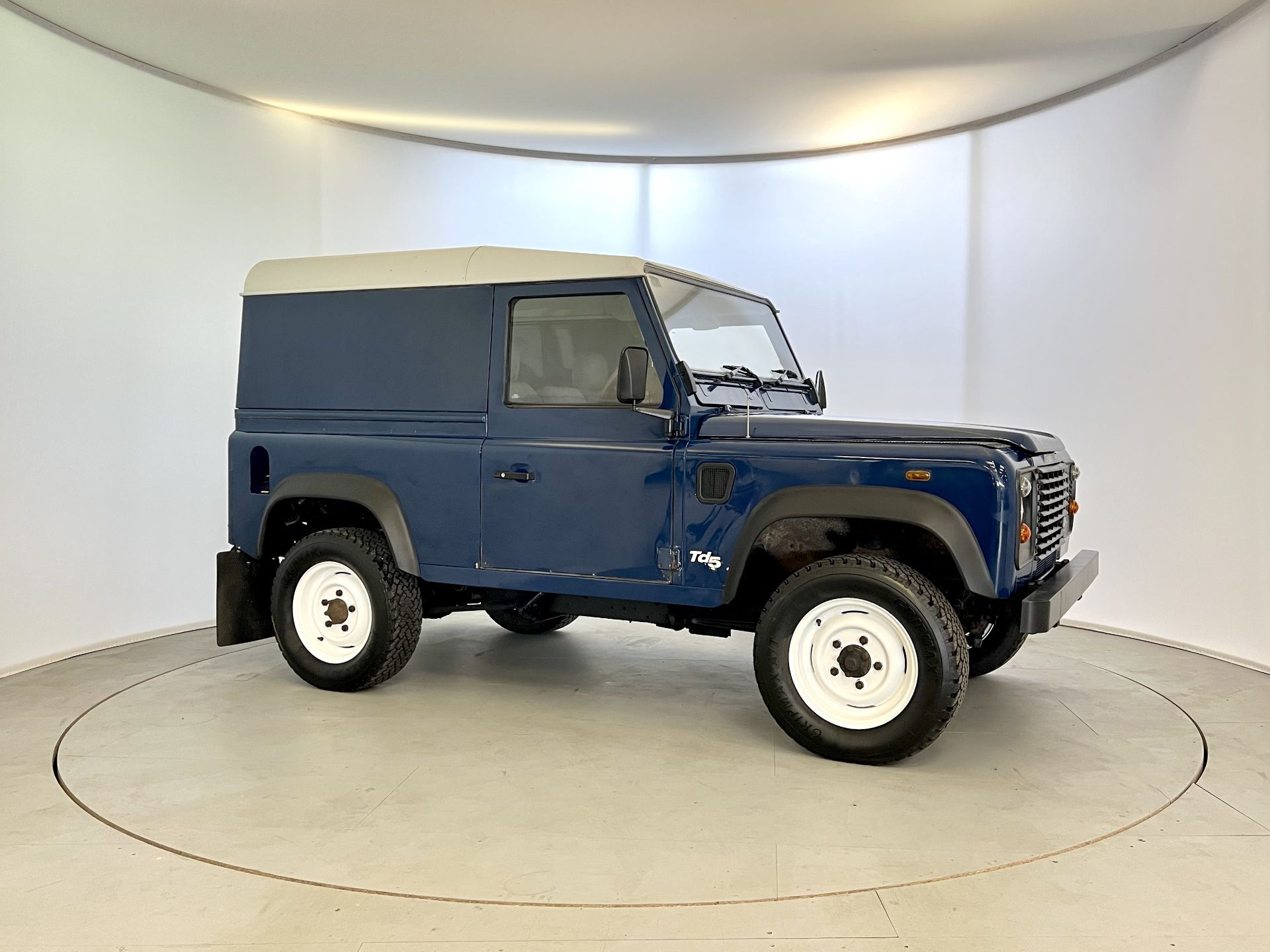 Land Rover Defender 90 - Image 12 of 31