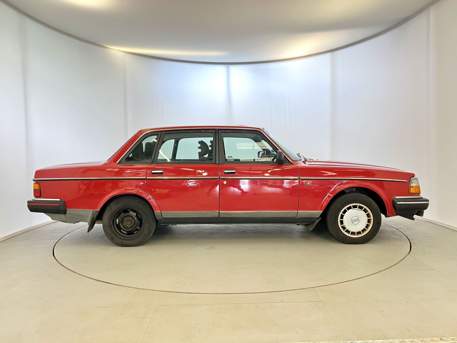 Volvo 240GL - Image 11 of 33