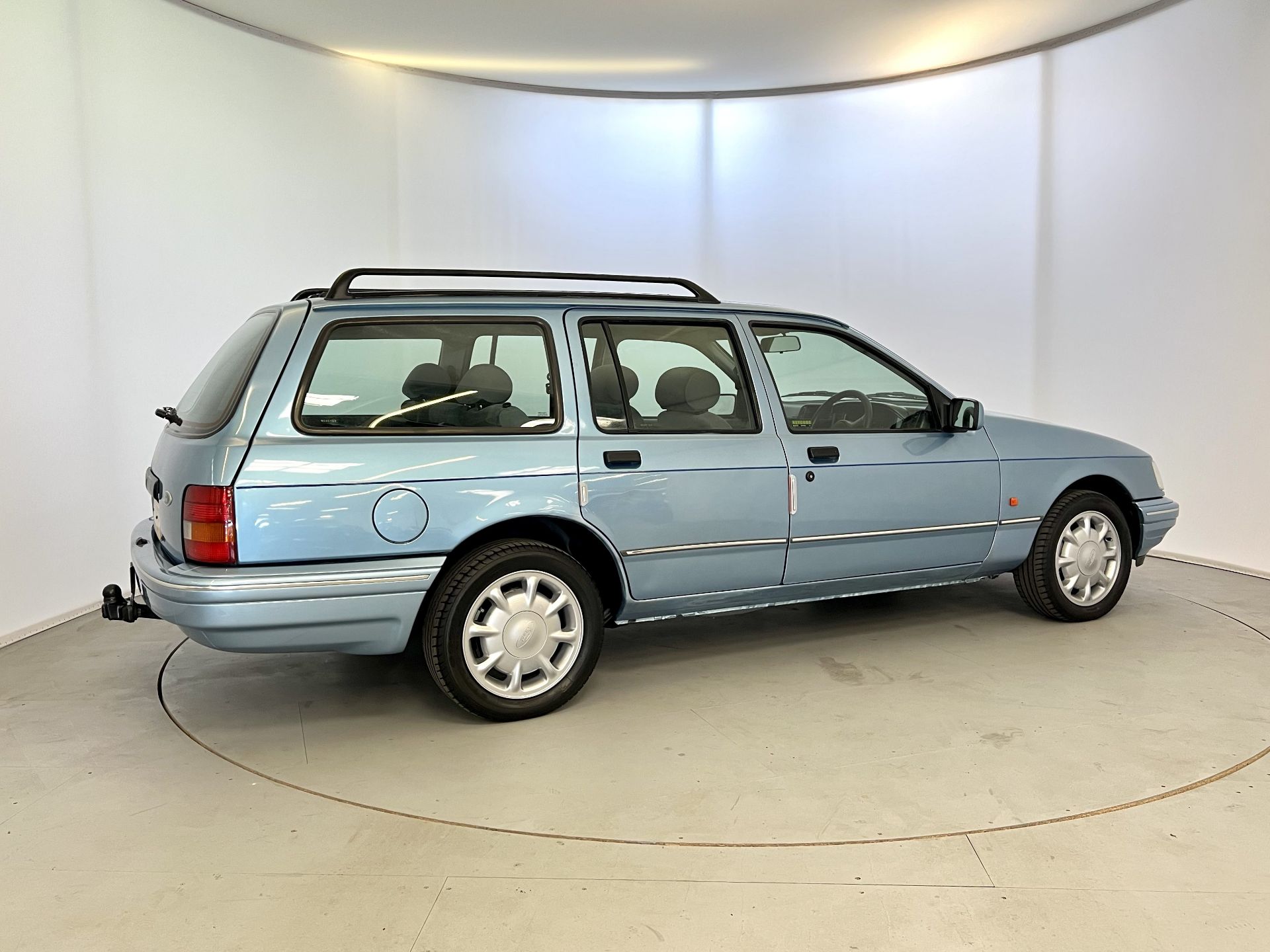 Ford Sierra GLX - Image 10 of 33