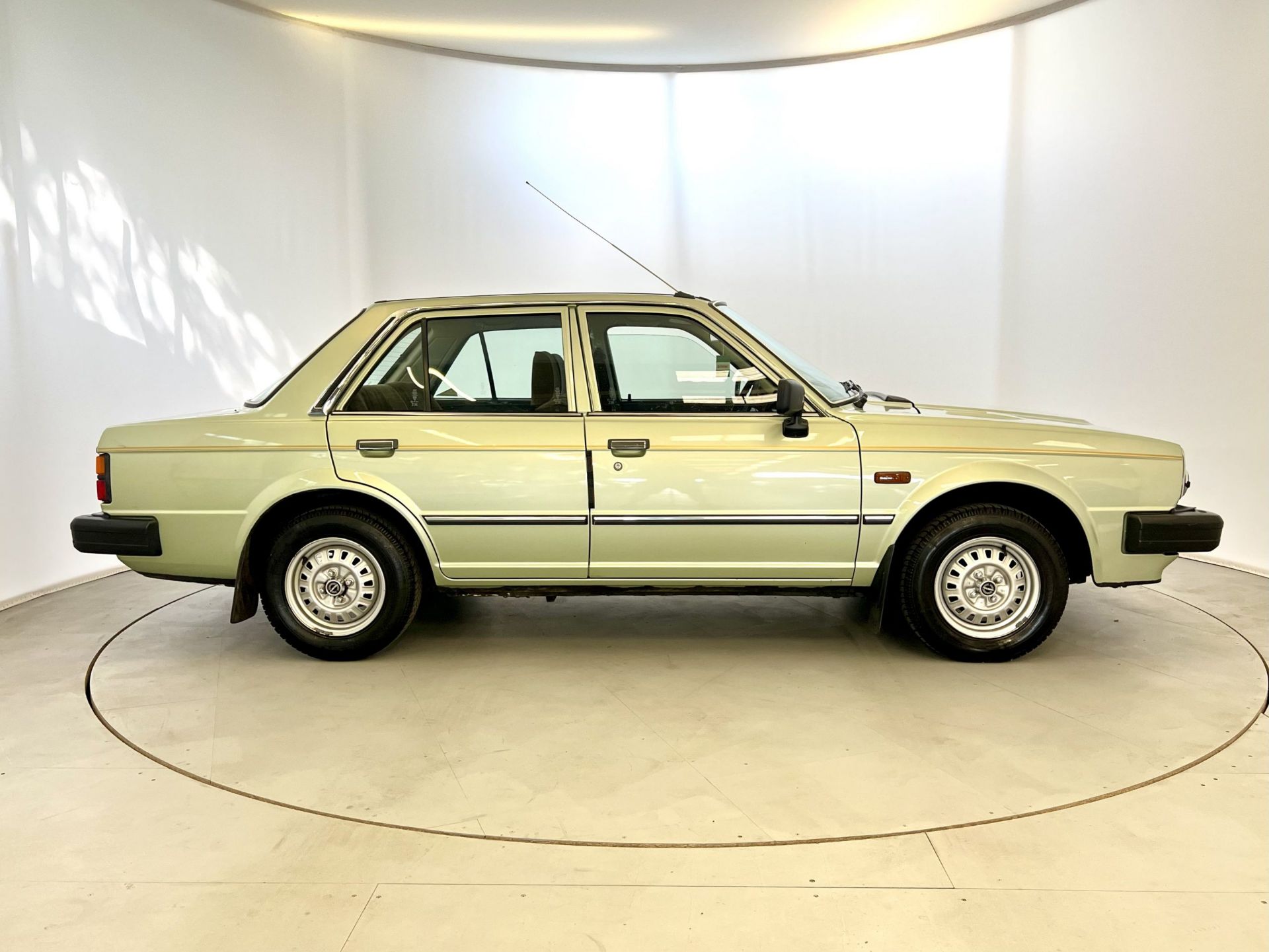 Triumph Acclaim - Image 11 of 34