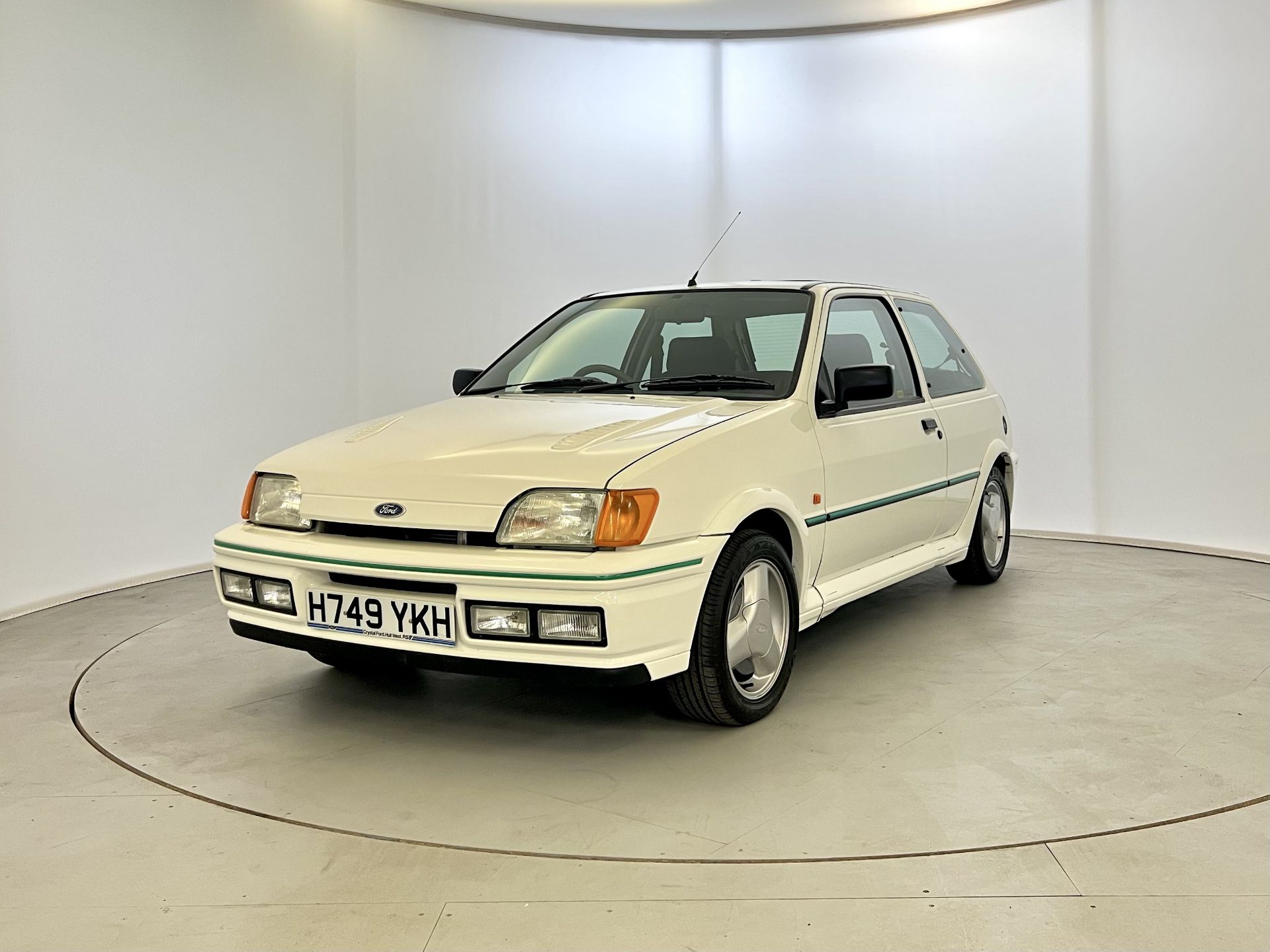 Ford Fiesta RS Turbo - Image 3 of 33