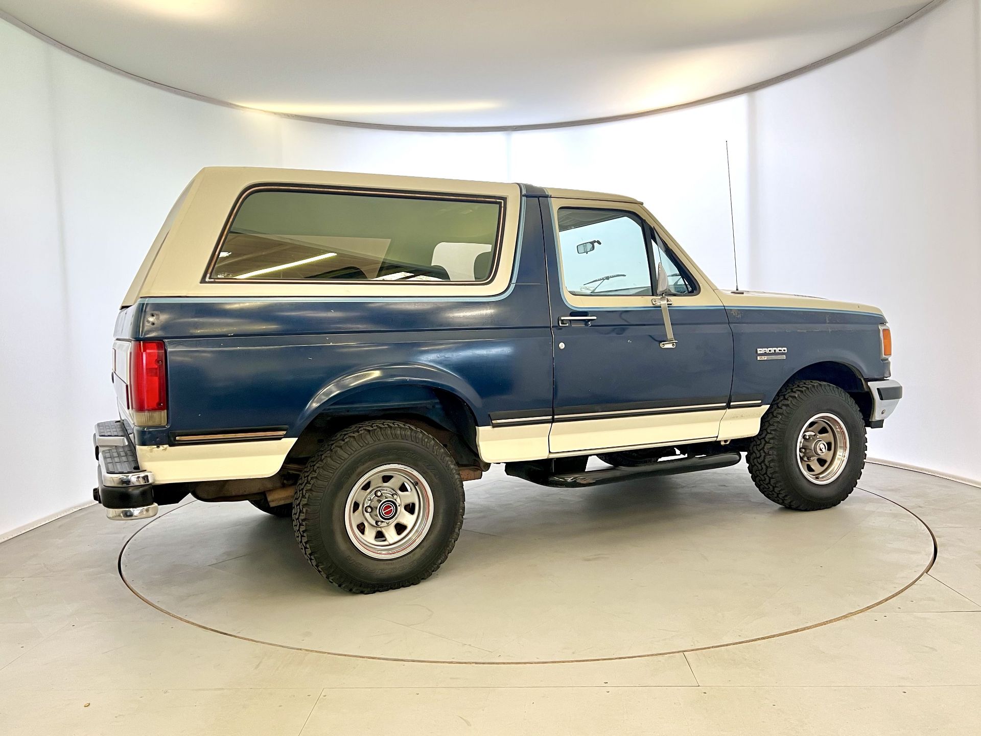 Ford Bronco XLT - Image 10 of 33