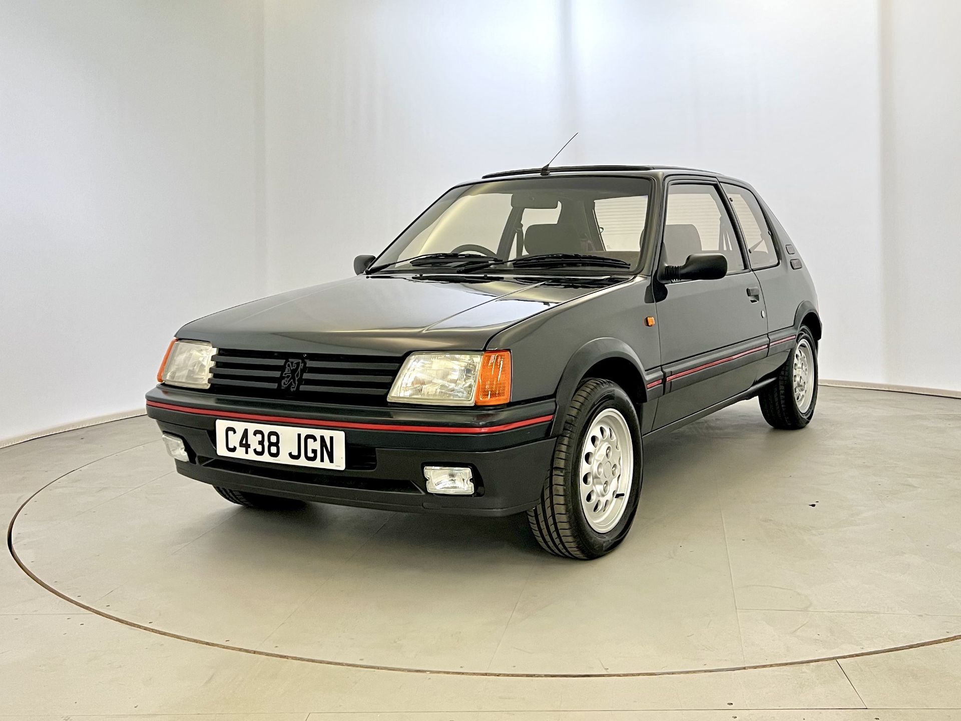 Peugeot 205 GTI - Image 3 of 31