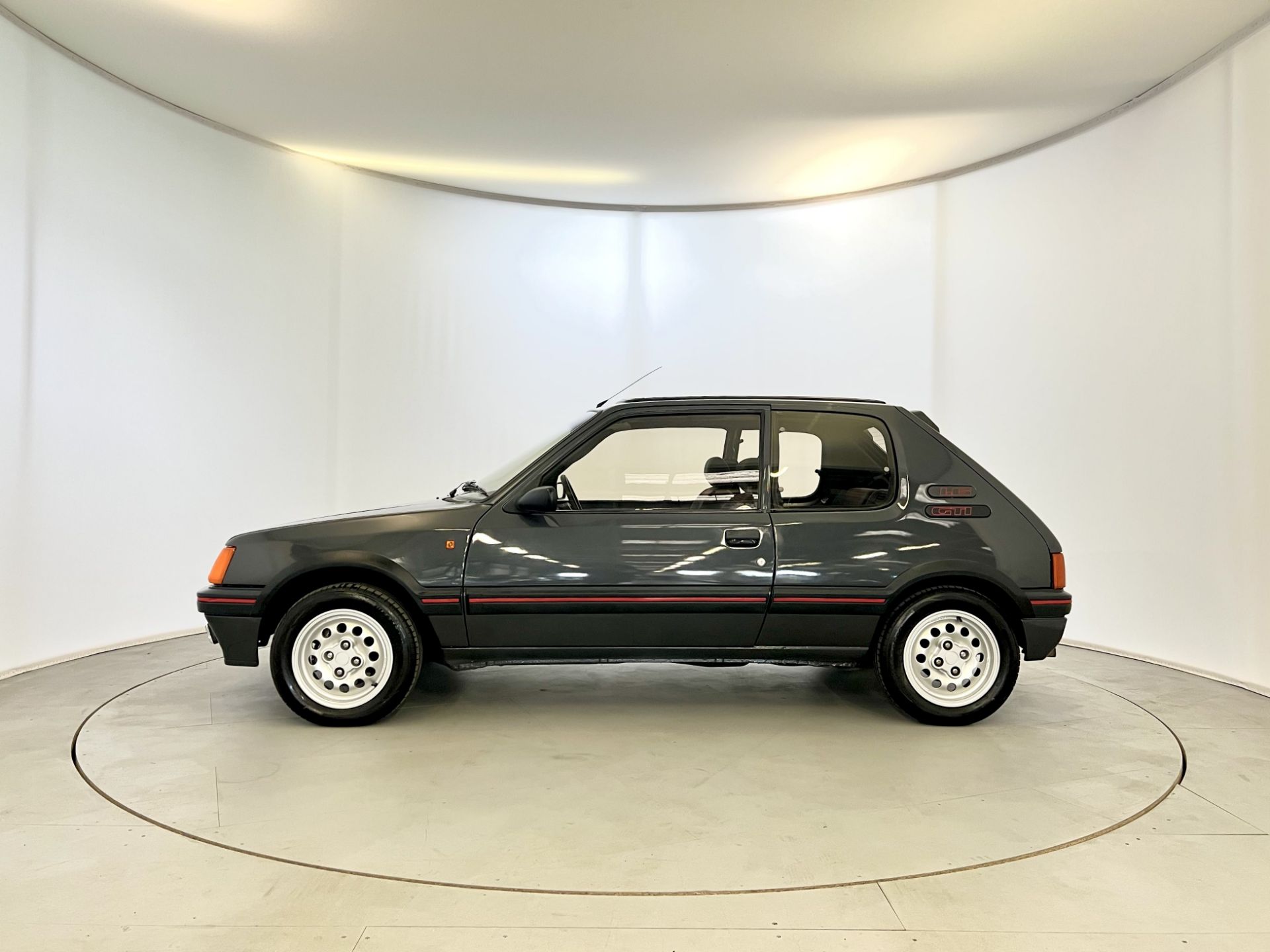 Peugeot 205 GTI - Image 5 of 31