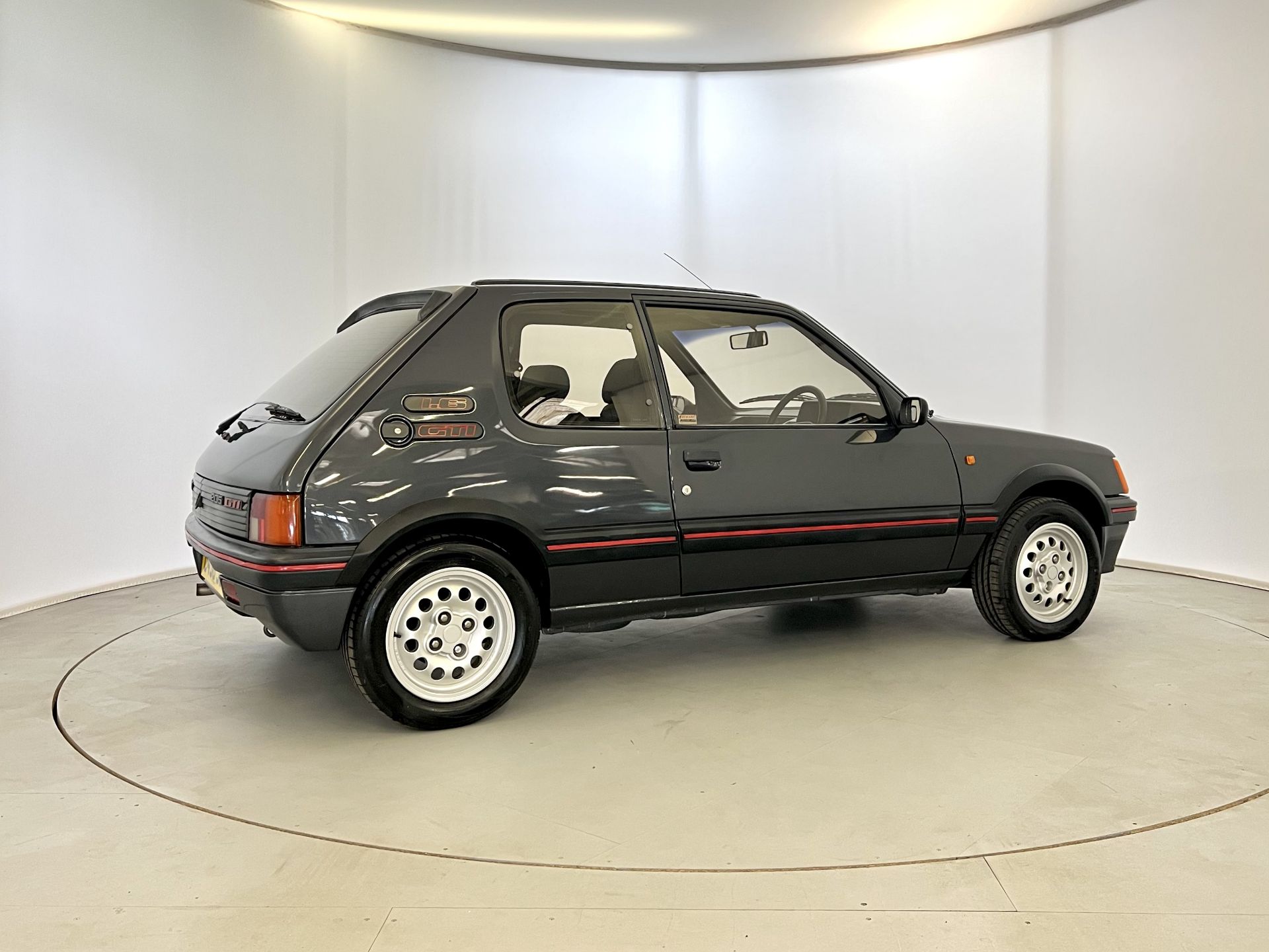 Peugeot 205 GTI - Image 10 of 31