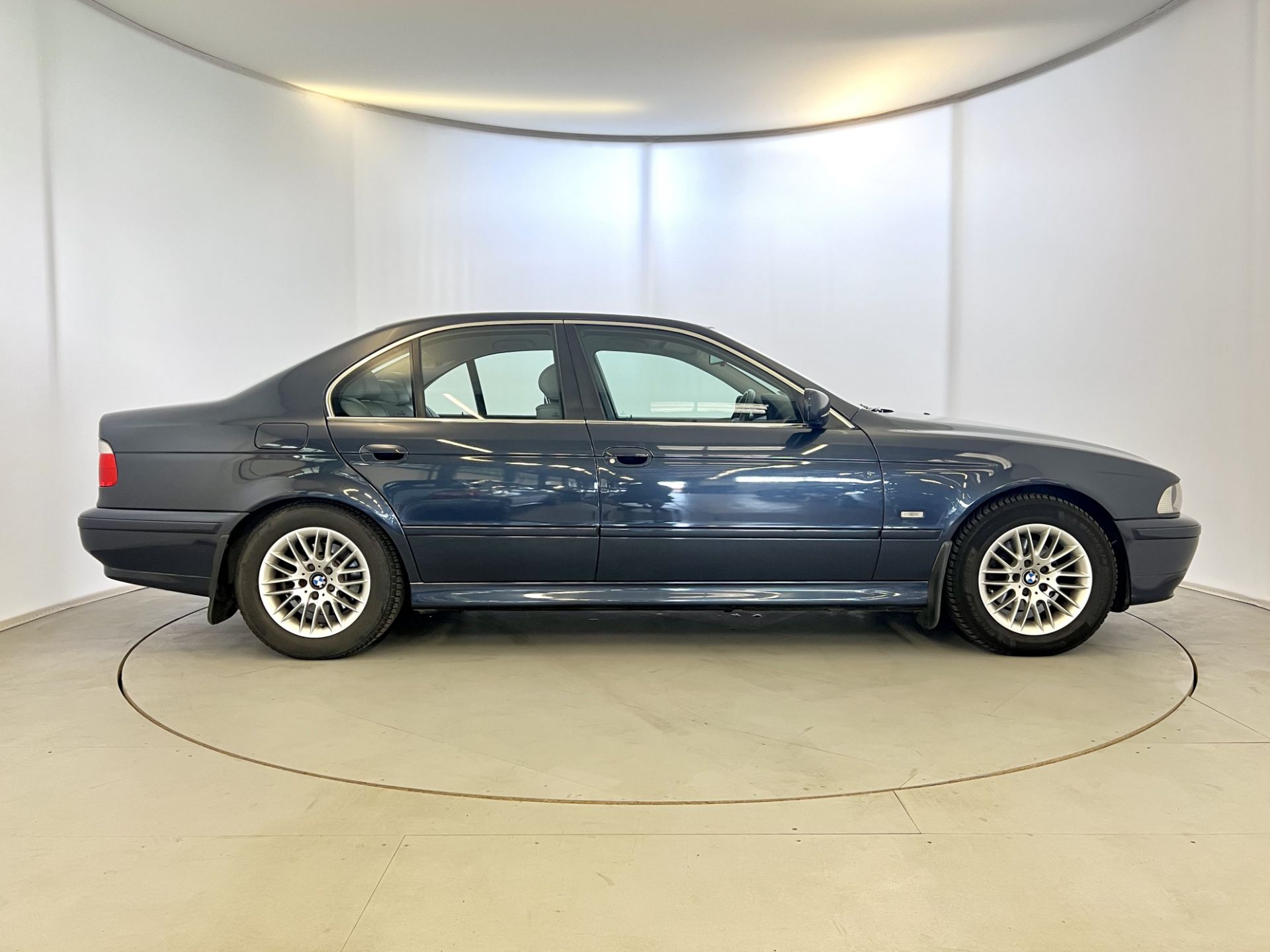 BMW 525i - Image 11 of 37