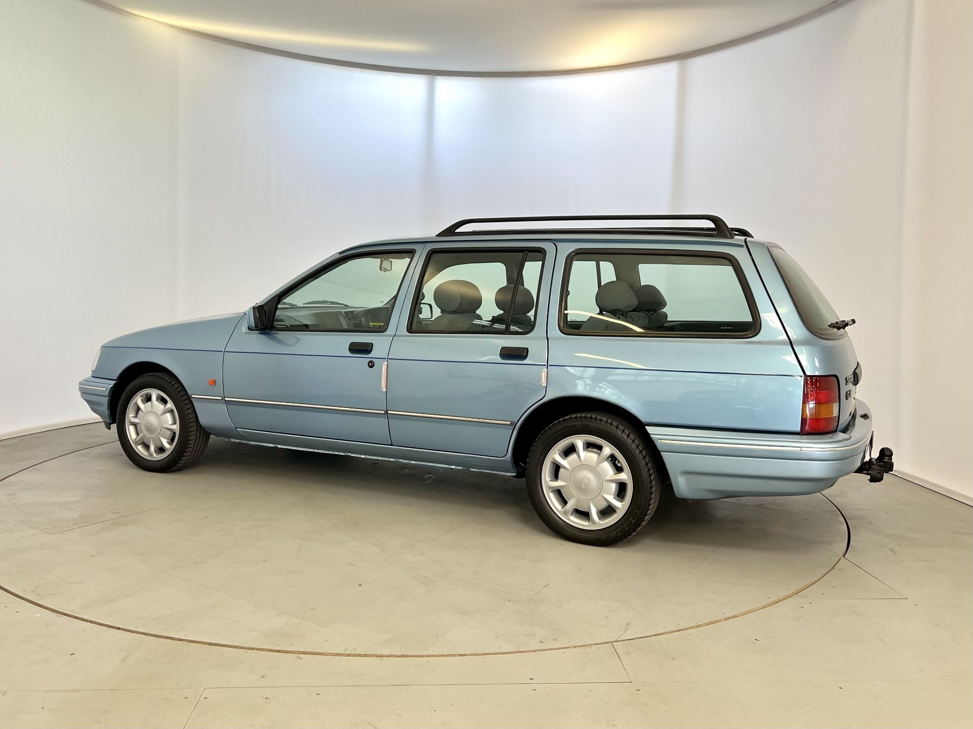 Ford Sierra GLX - Image 6 of 33