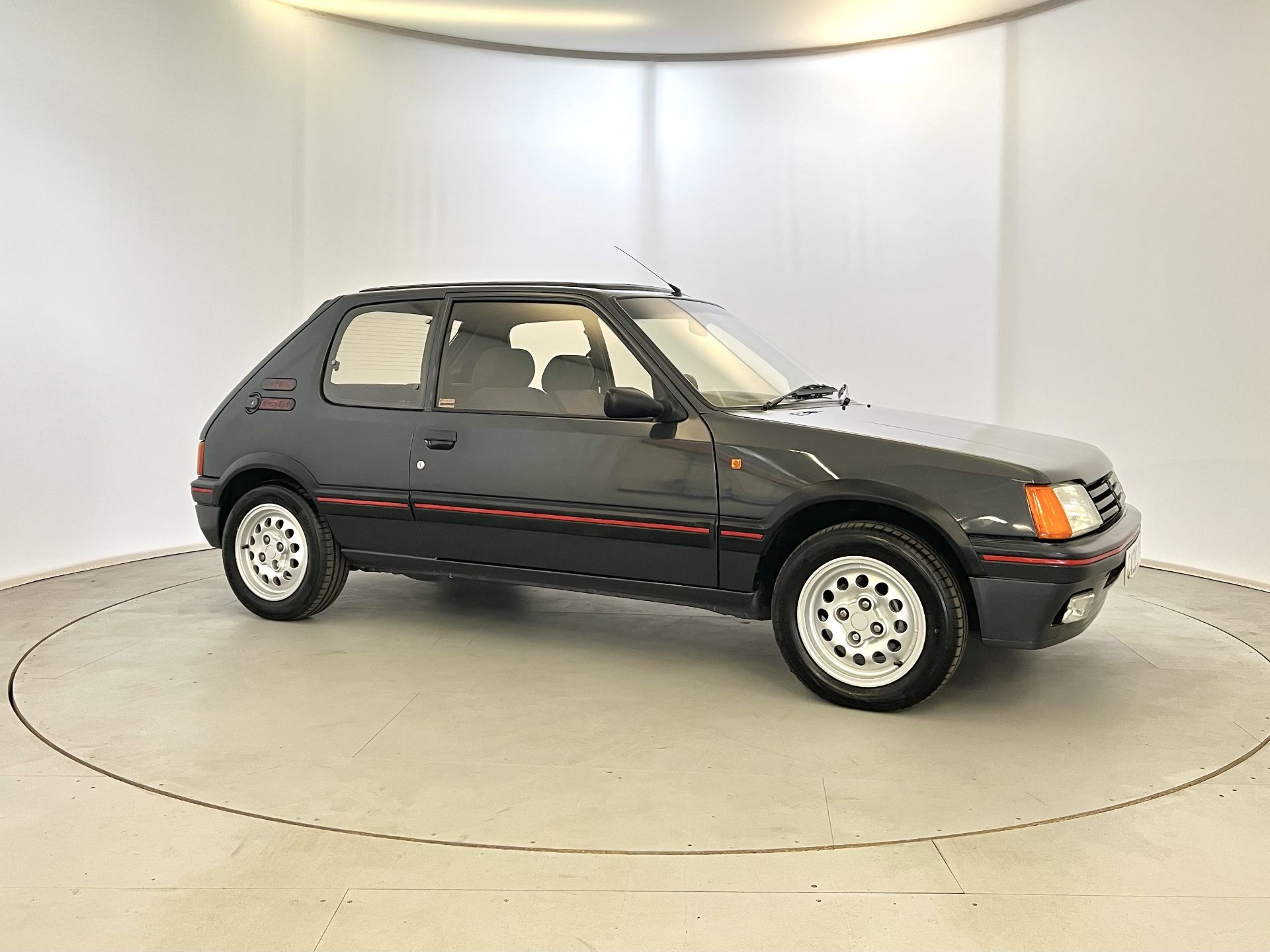 Peugeot 205 GTI - Image 12 of 31