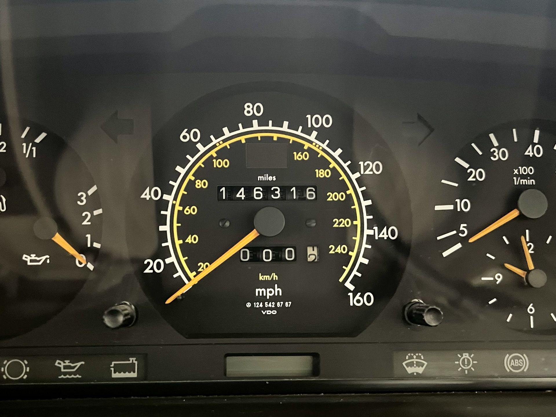 Mercedes 300CE - Image 26 of 30