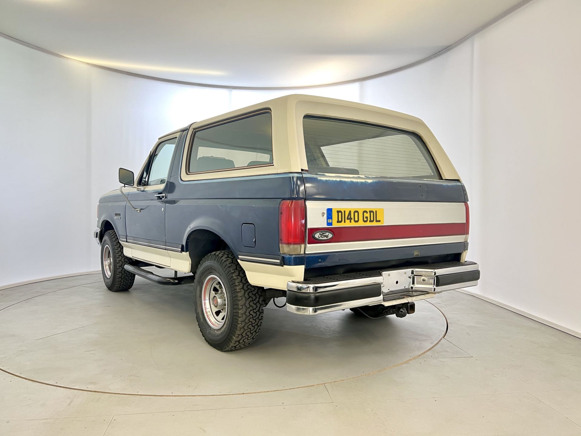 Ford Bronco XLT - Image 7 of 33