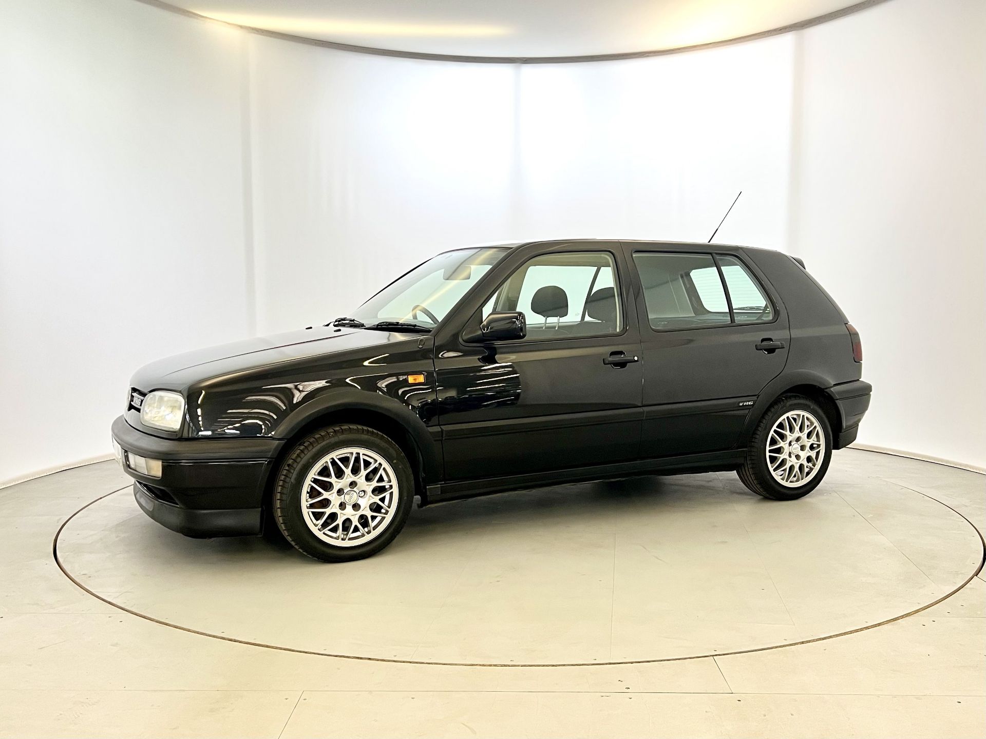 Volkswagen Golf VR6 - Image 4 of 33