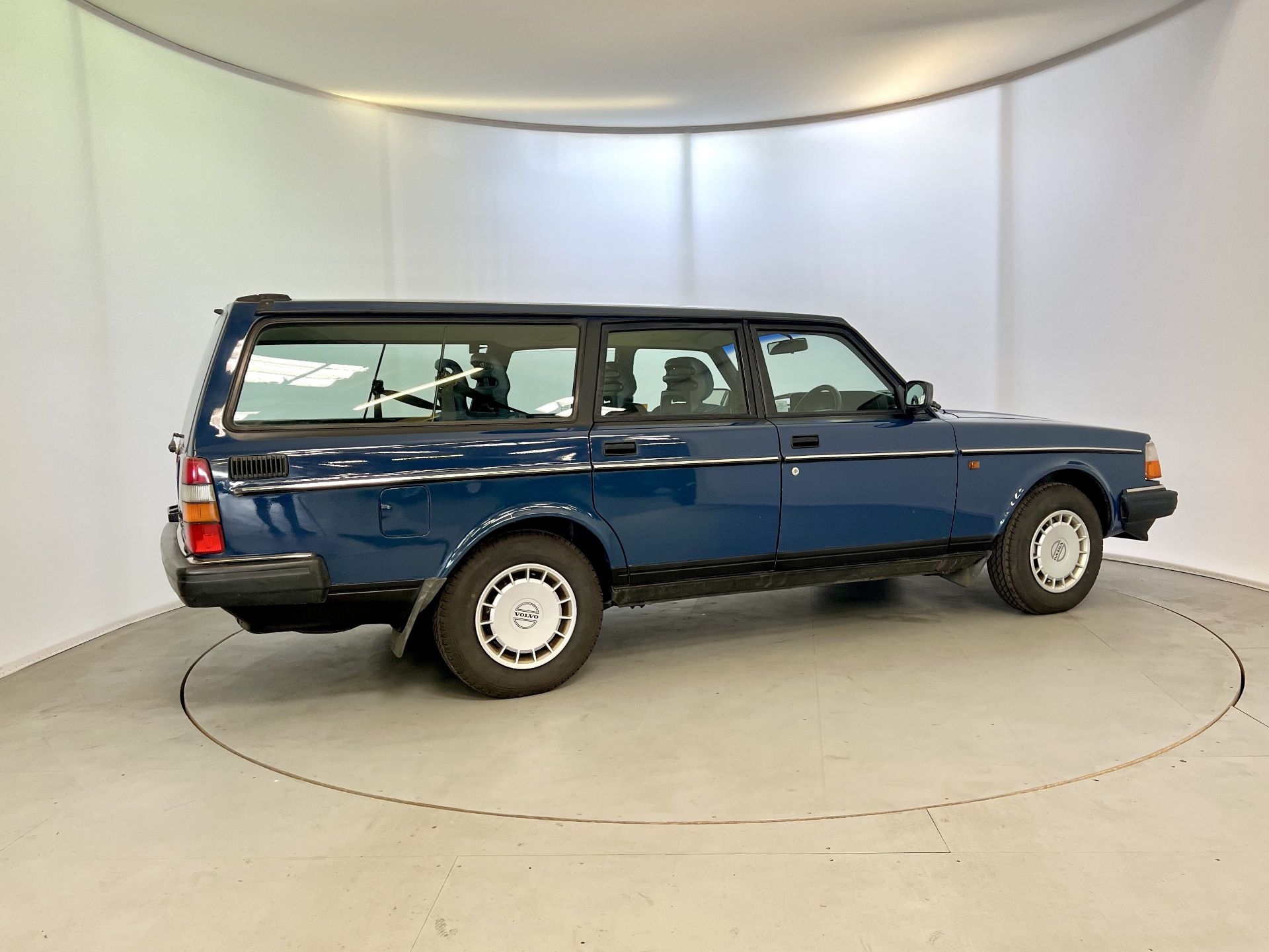 Volvo 240 - Image 10 of 33