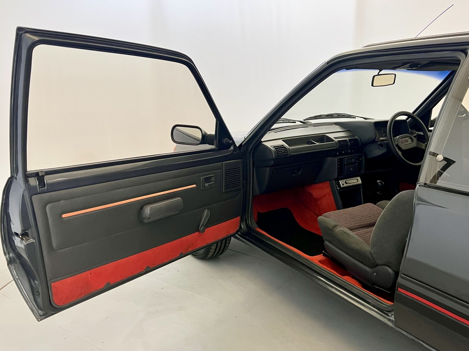 Peugeot 205 GTI - Image 22 of 31