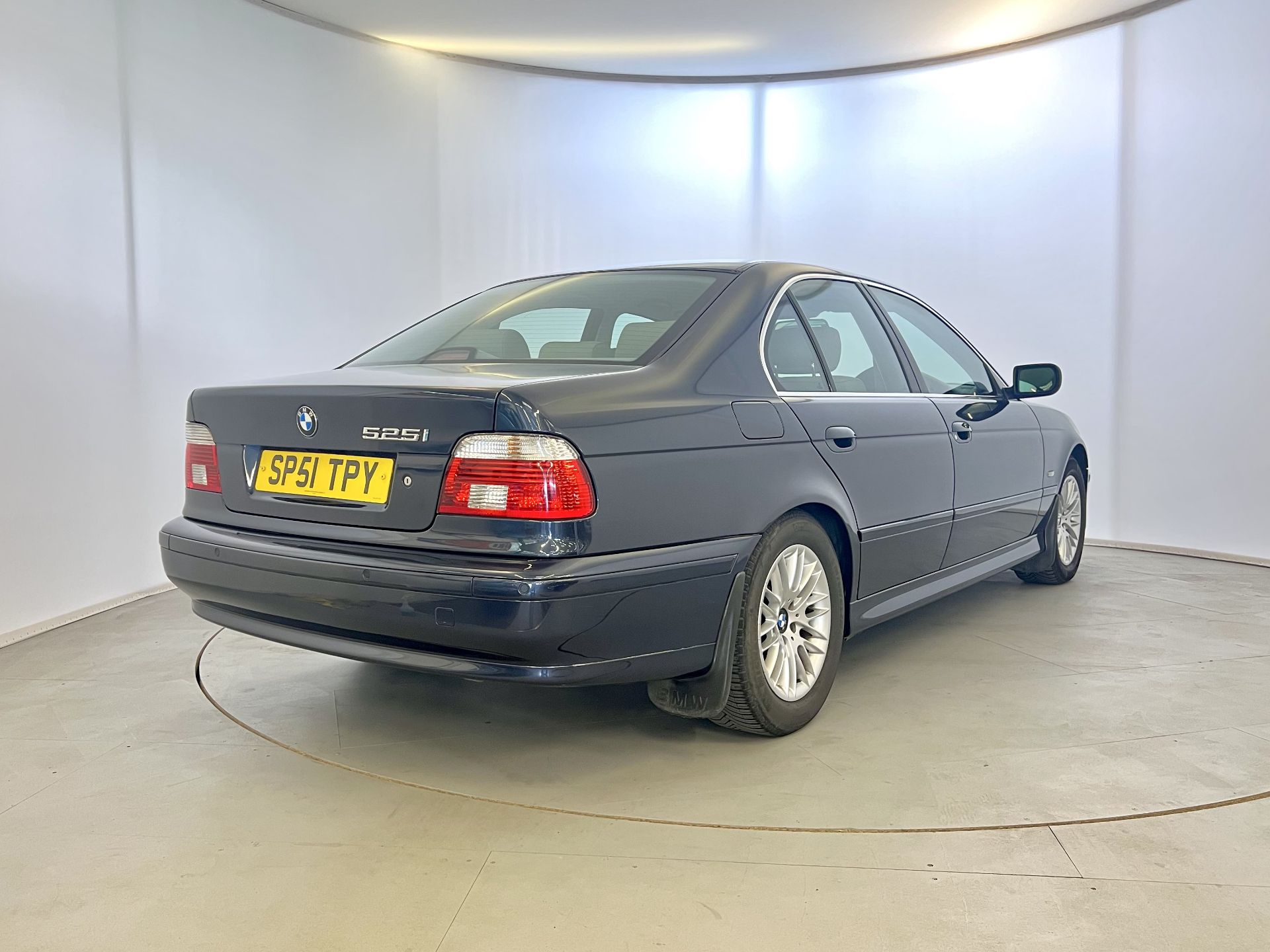 BMW 525i - Image 9 of 37