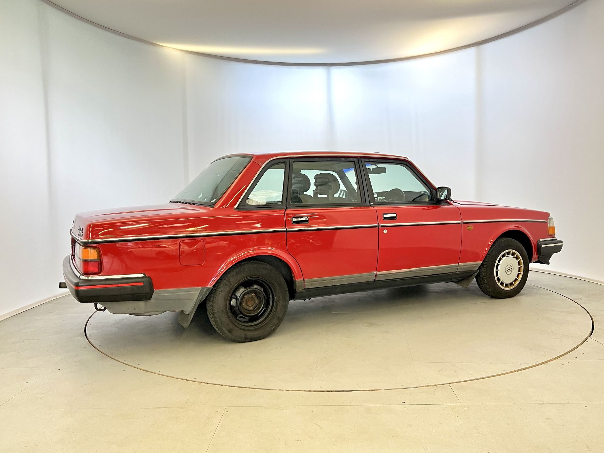 Volvo 240GL - Image 10 of 33