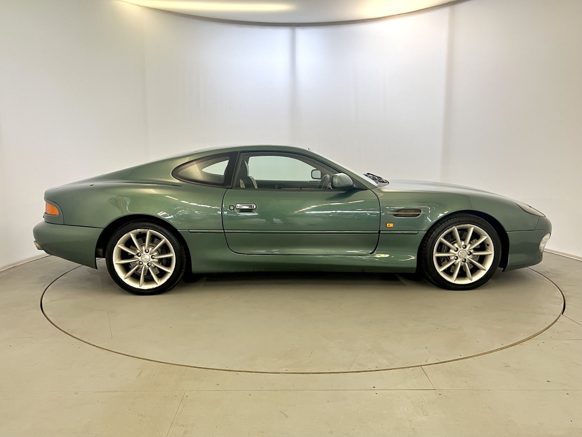 Aston Martin DB7 Vantage - Image 11 of 30