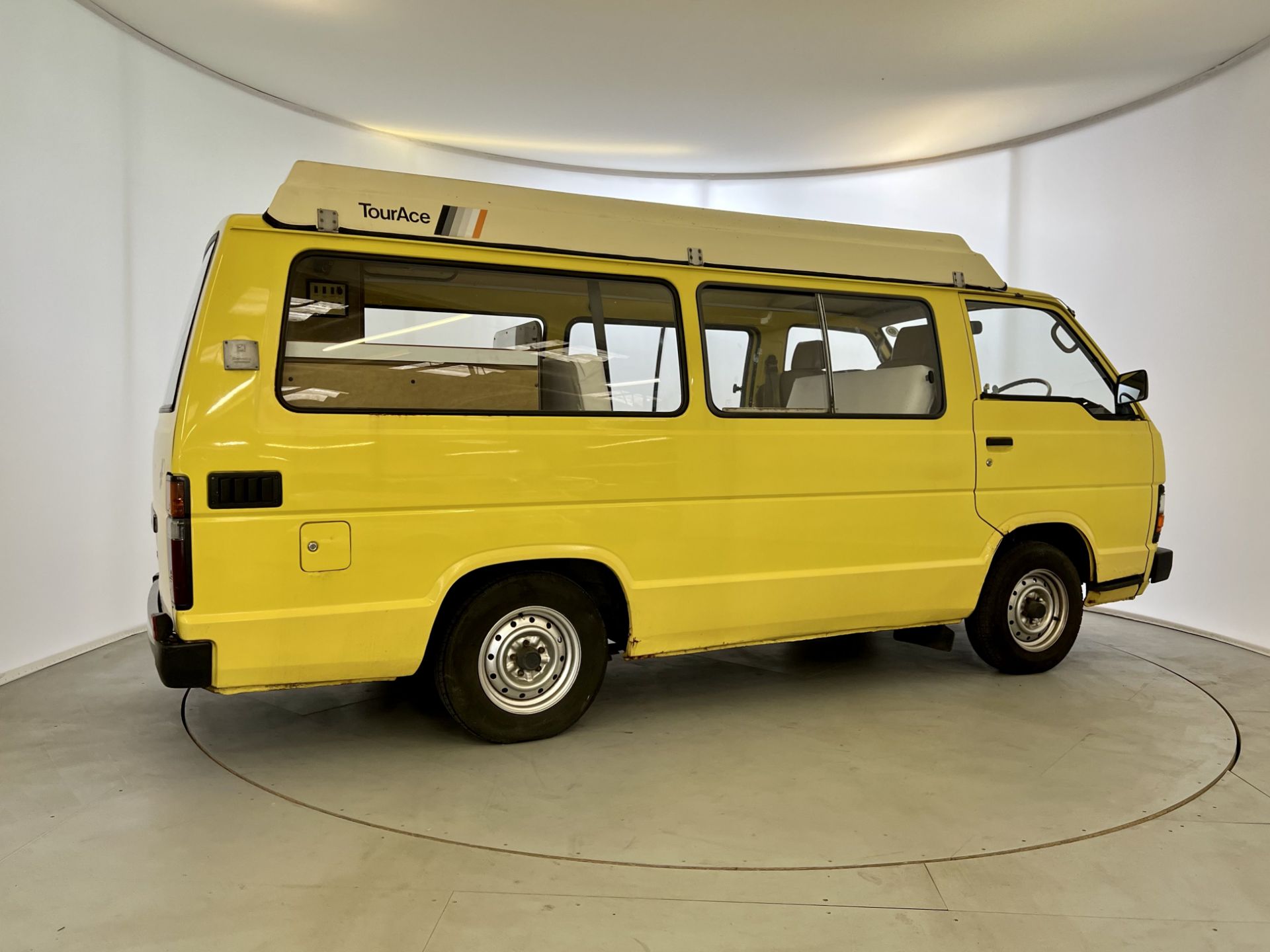 Toyota Hi-Ace - Image 10 of 33