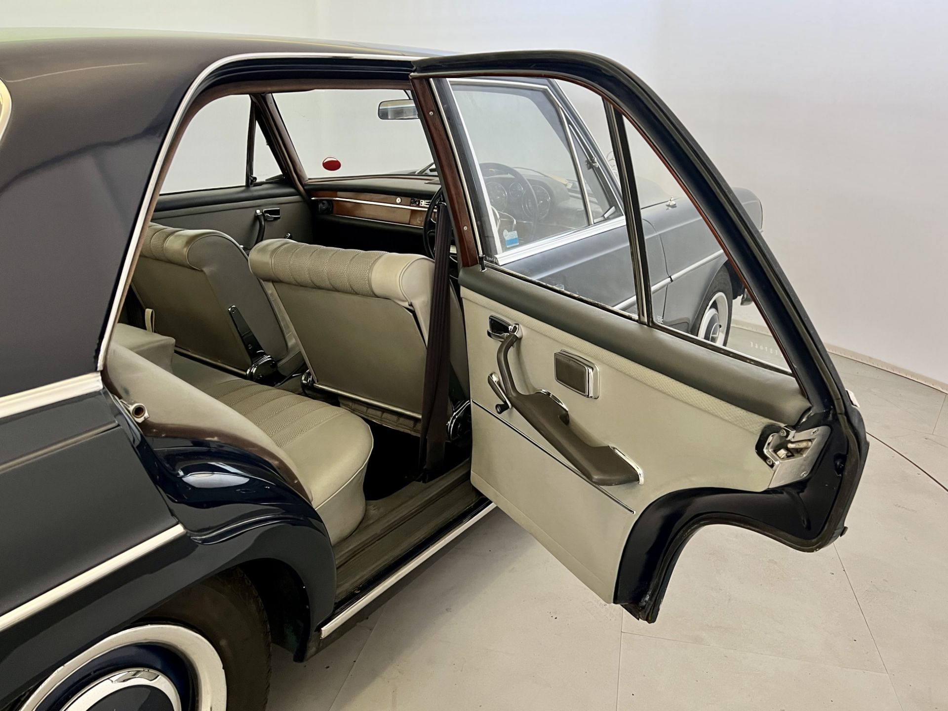 Mercedes-Benz 250s - Image 16 of 29