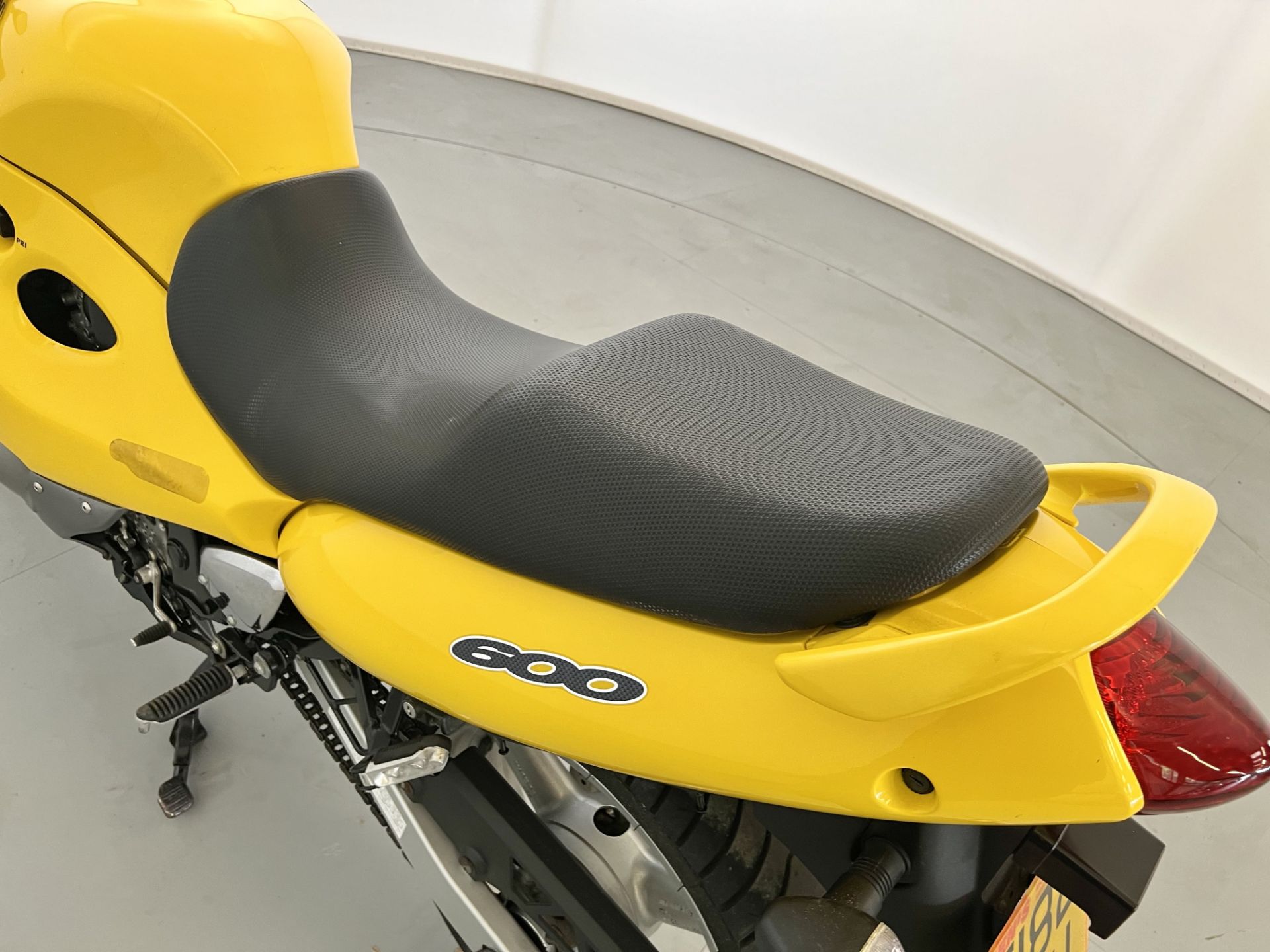 Suzuki GSX 600FX - Image 16 of 21