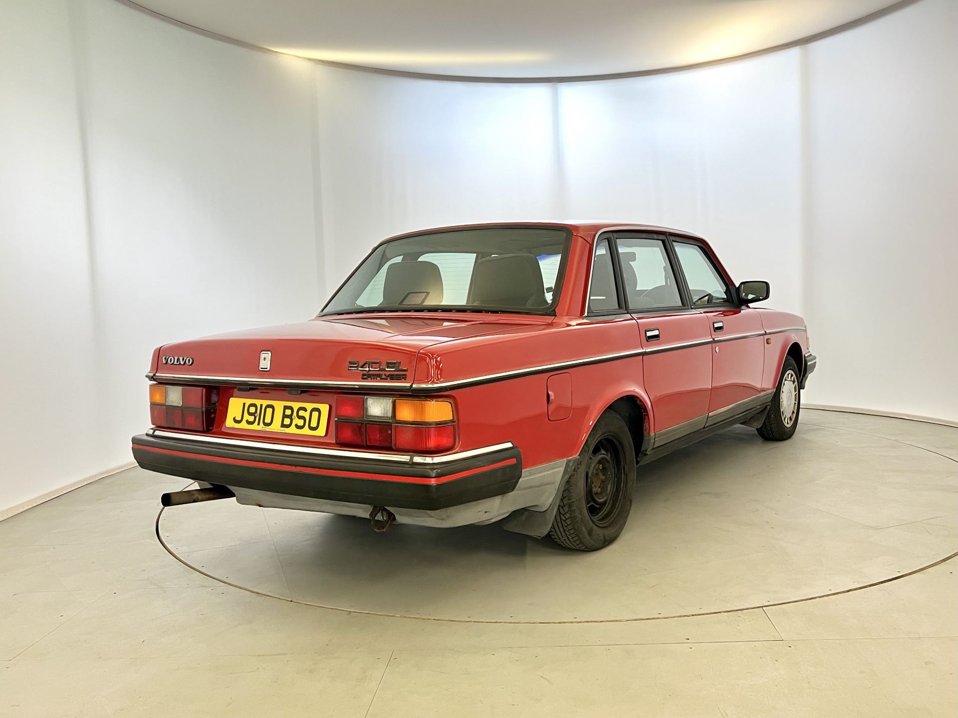 Volvo 240GL - Image 9 of 33