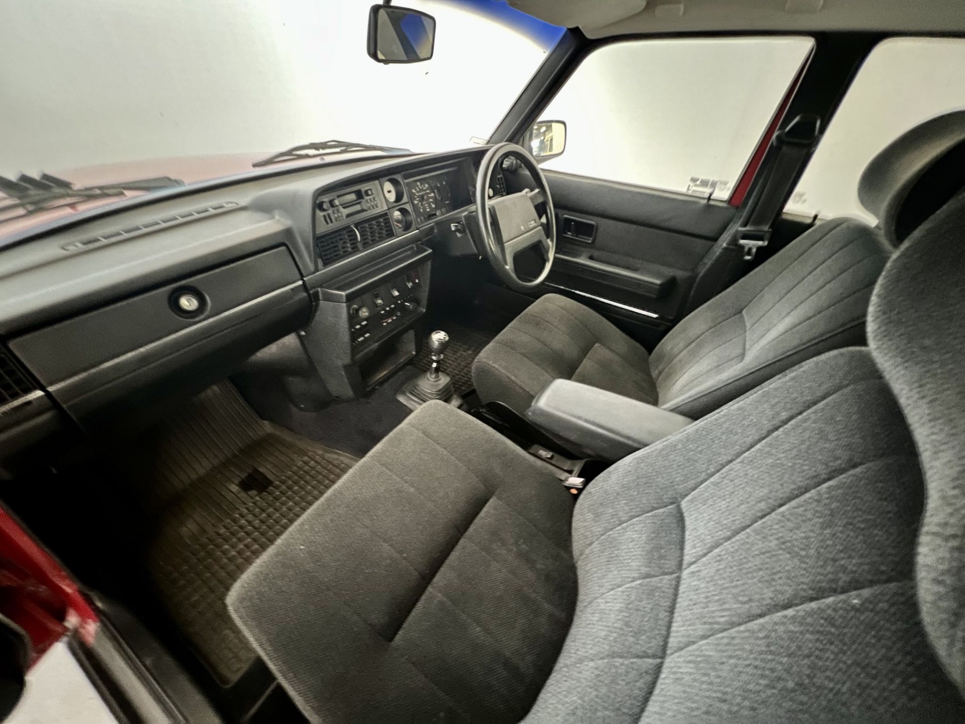 Volvo 240GL - Image 28 of 33