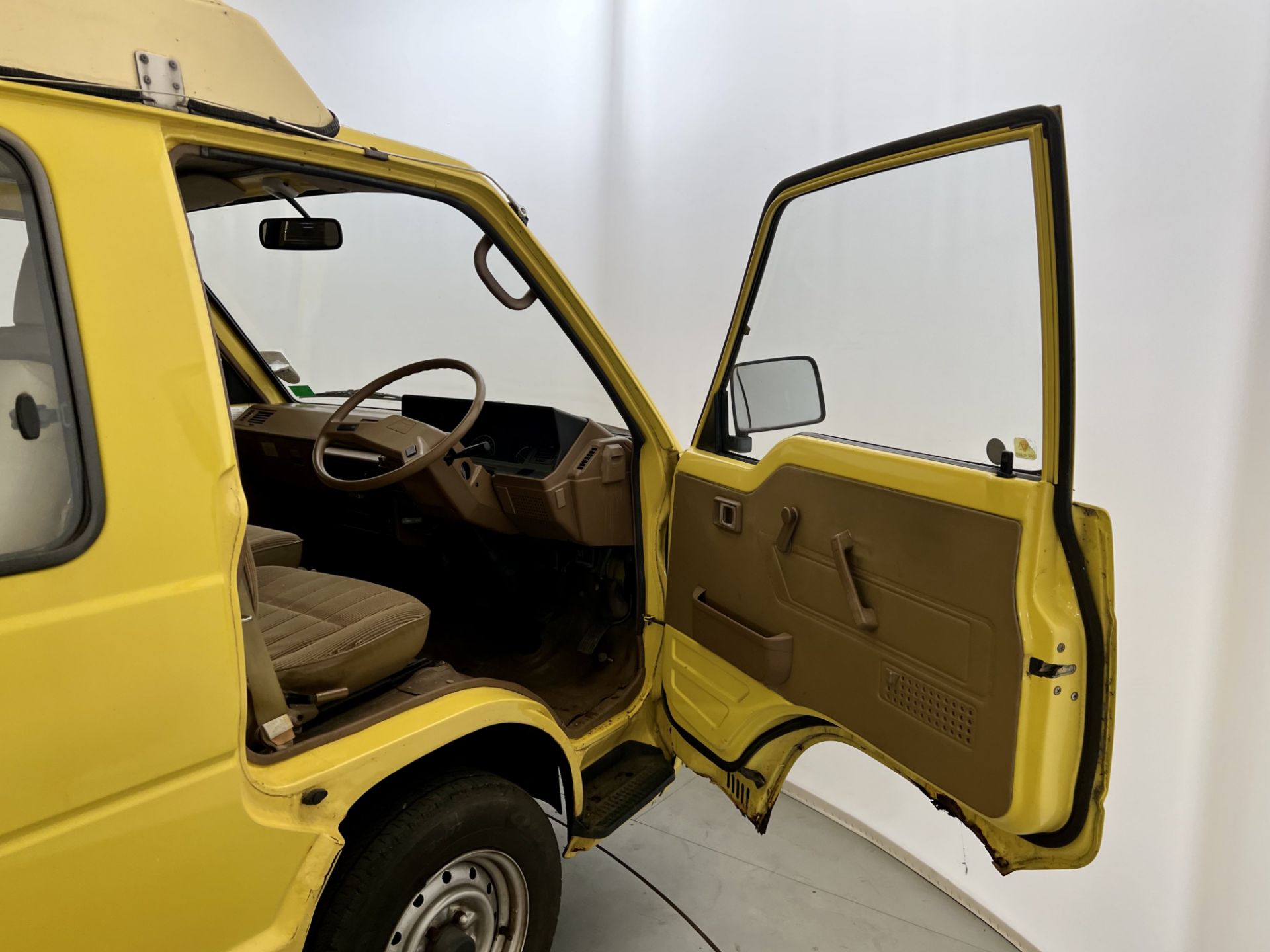 Toyota Hi-Ace - Image 17 of 33