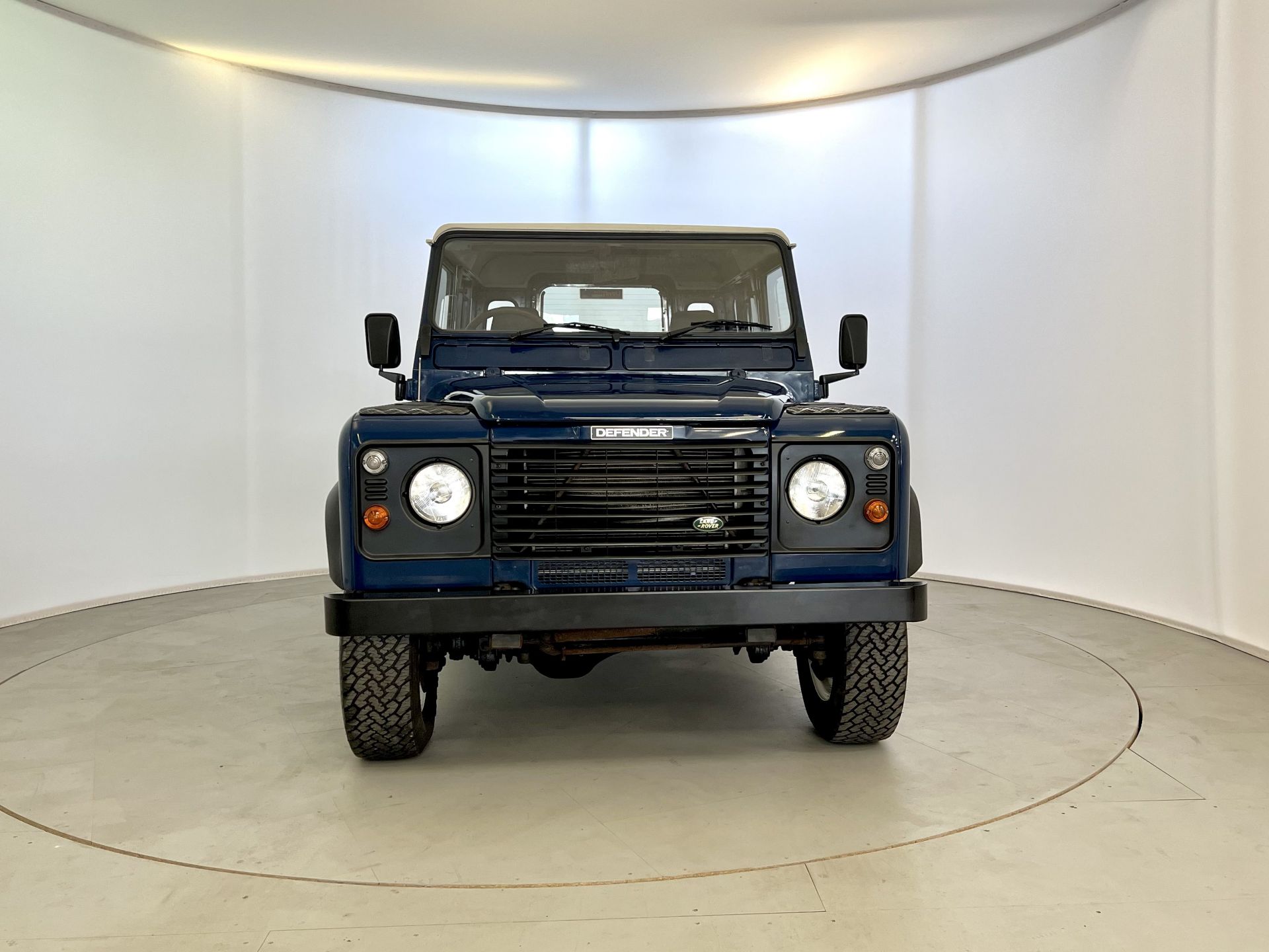 Land Rover Defender 90 - Image 2 of 31